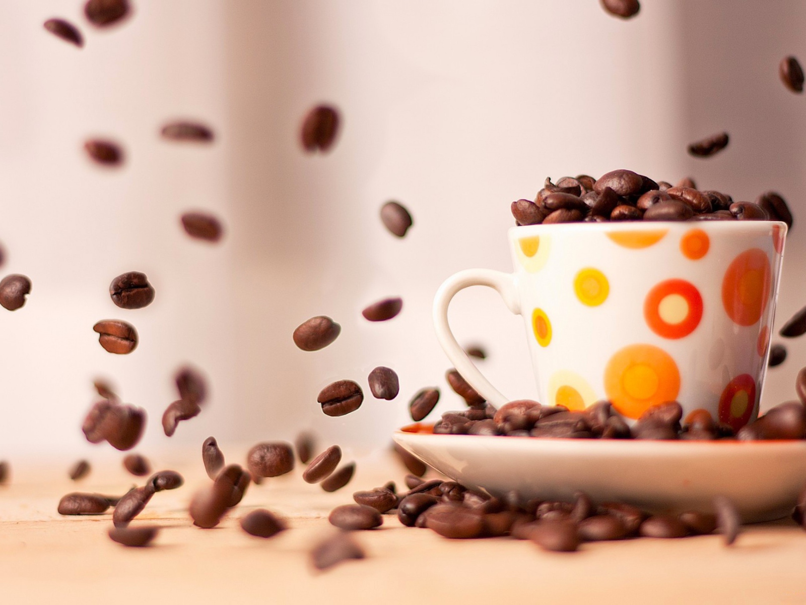 Чашка с кофе в зернах