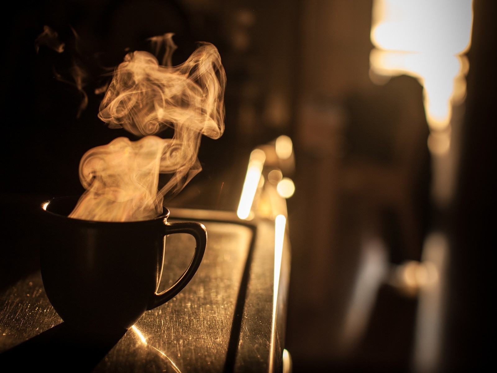 Пар из чашки кофе на закате