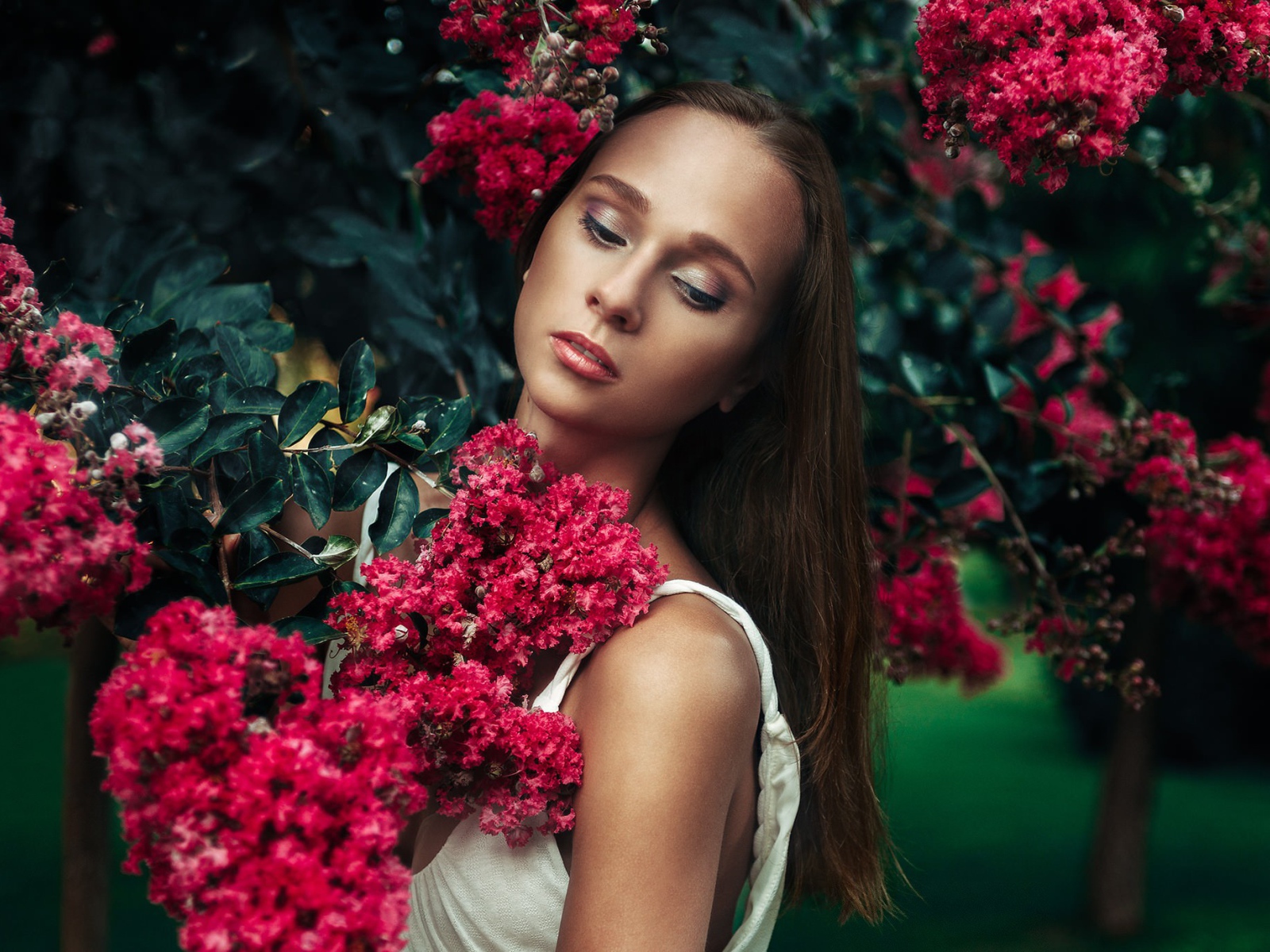 Девушка среди ветвей цветущего дерева