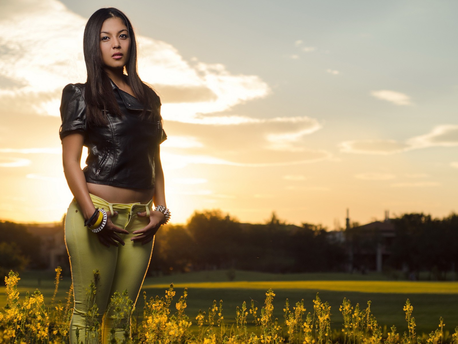 Девушка в кожаной куртке и желтых лосинах