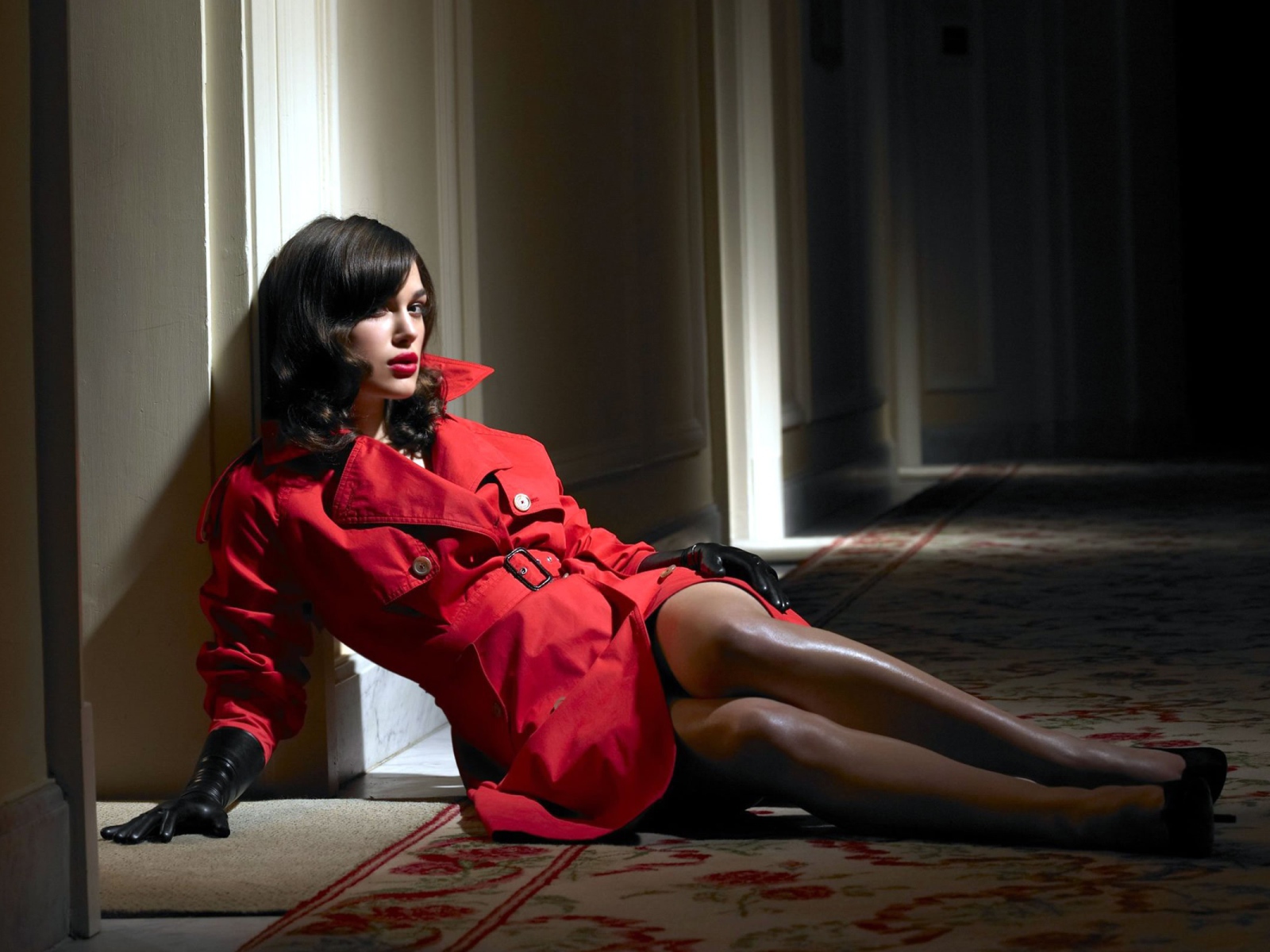 Девушка сидит на полу в коридоре отеля