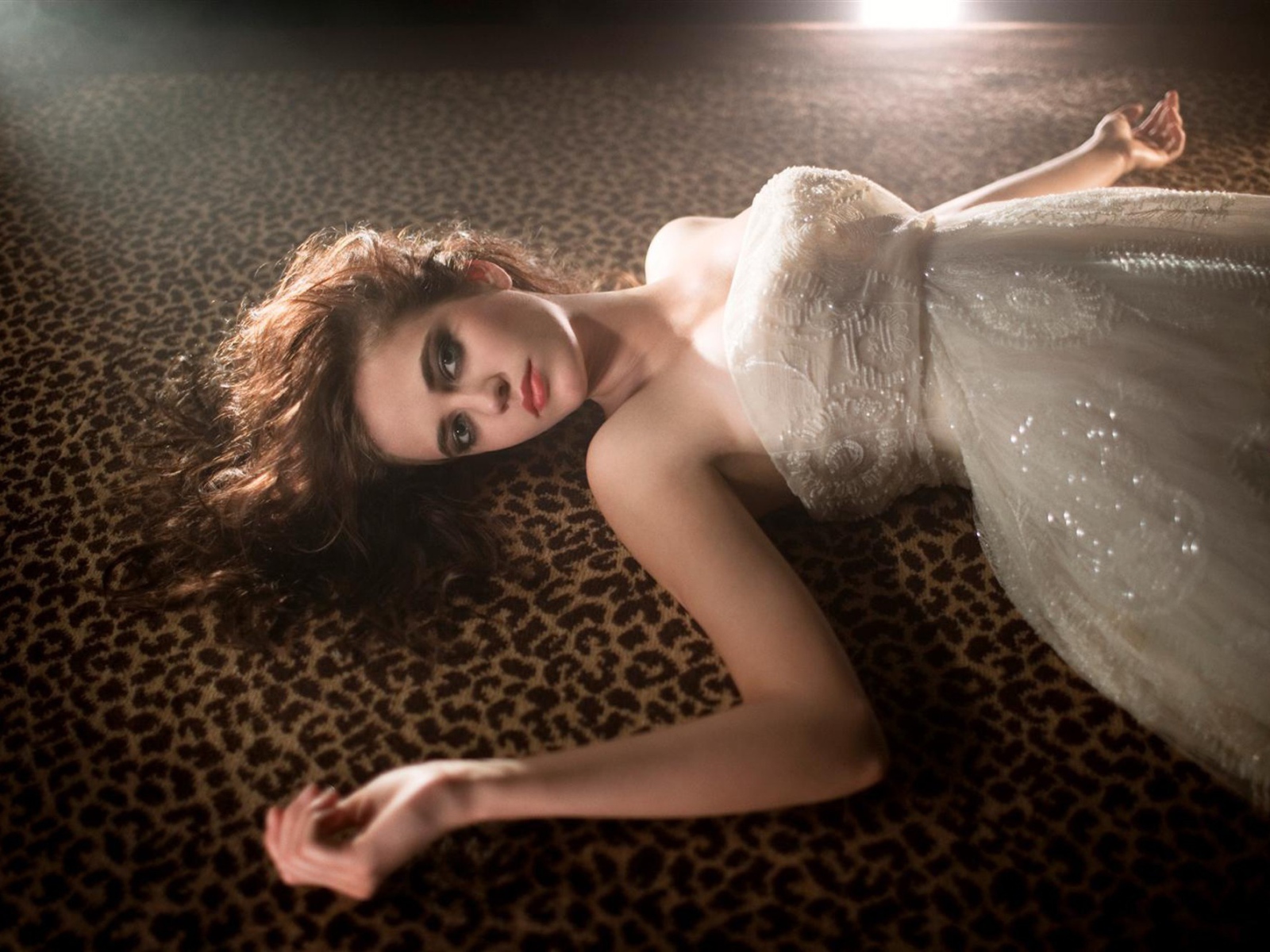 Актриса Ева Грин в белом платье