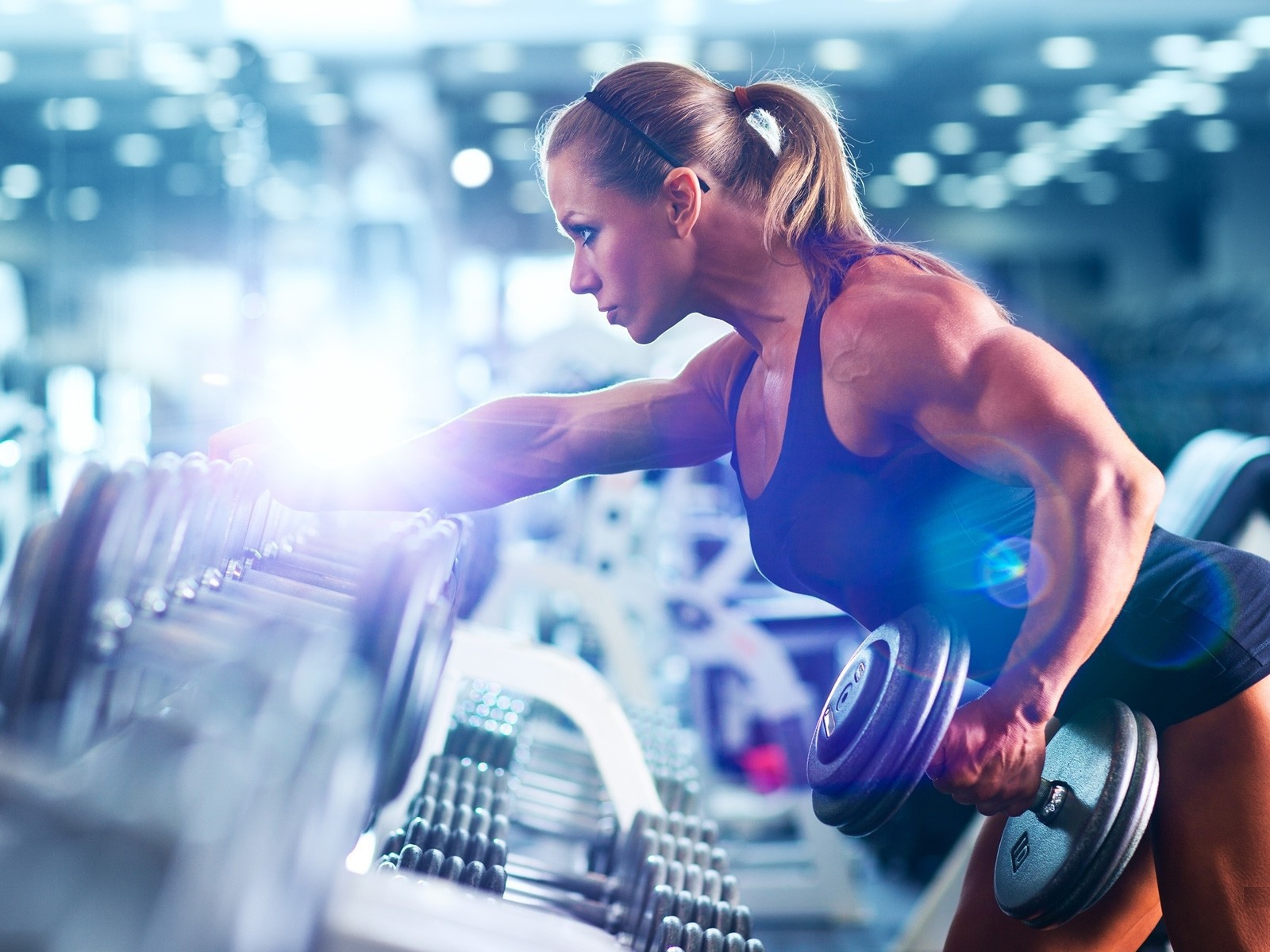 Спортивная девушка бодибилдер