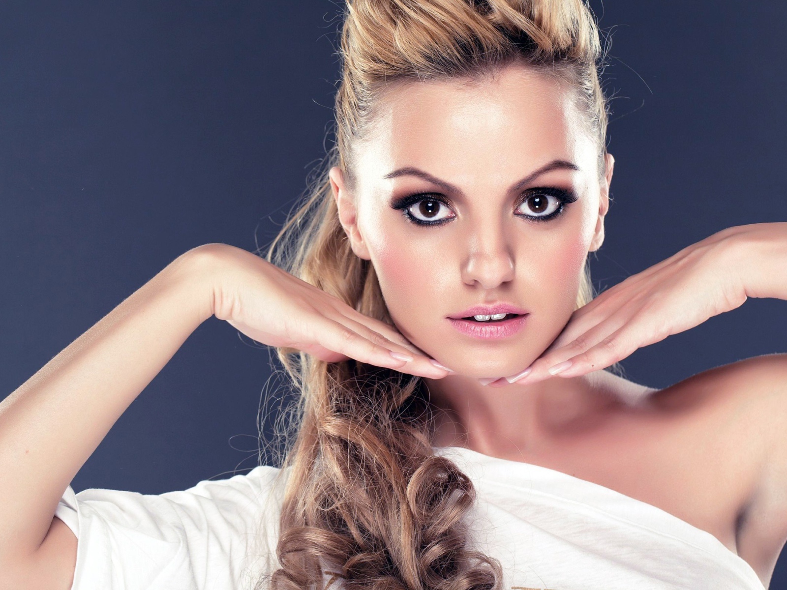 Красивая девушка Александра Стан