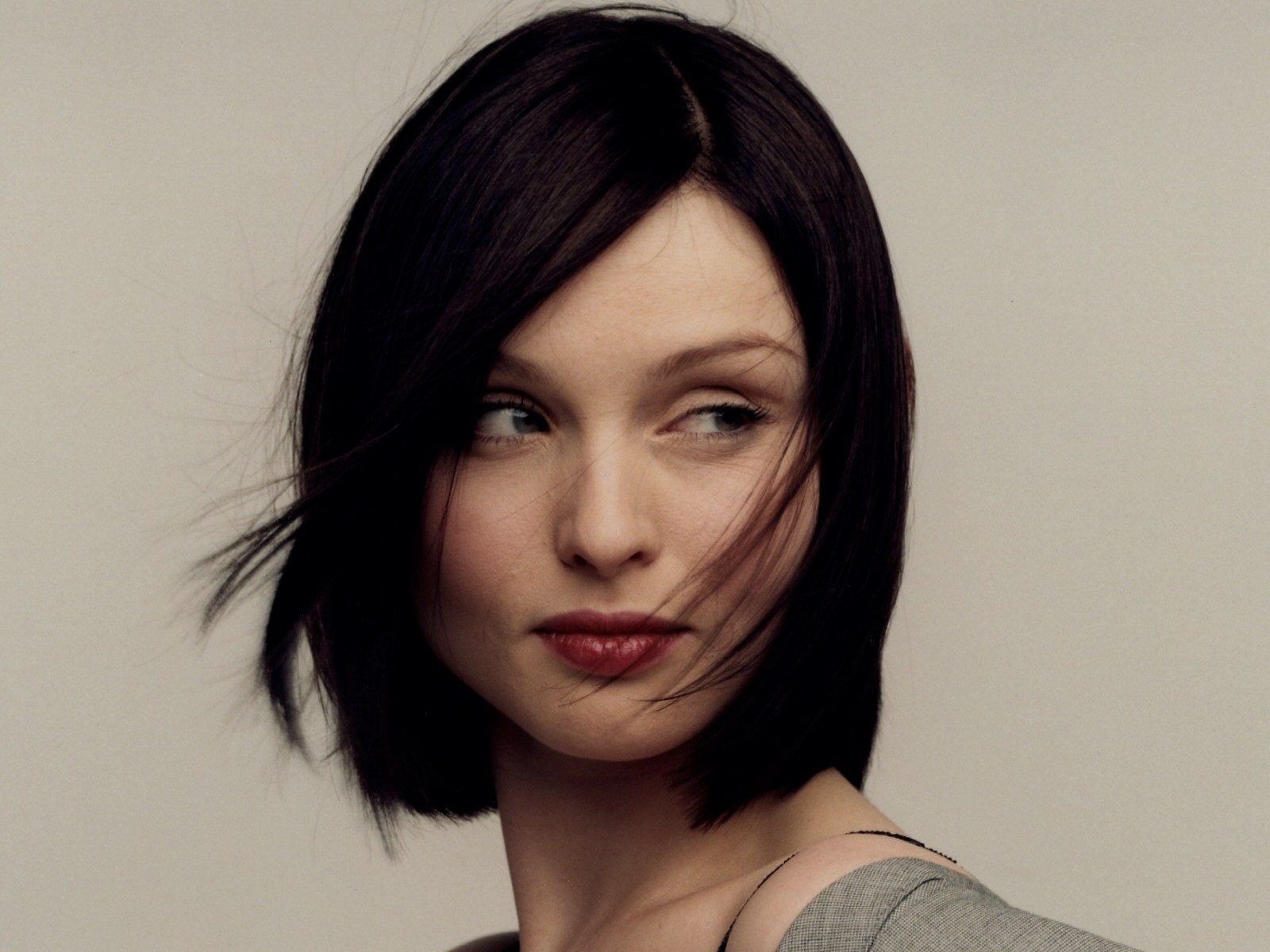 Красивая женщина Софи Эллис-Бекстор