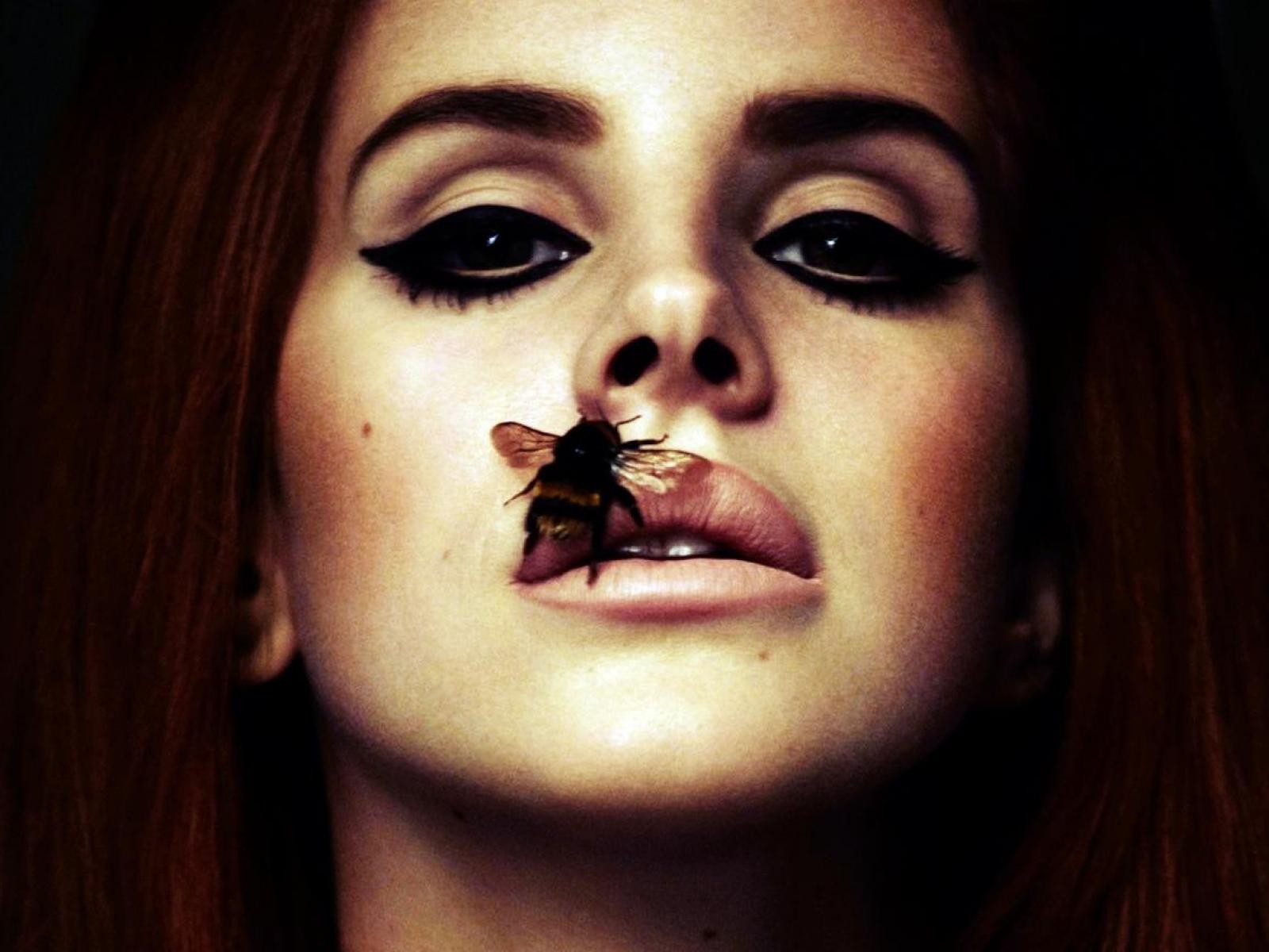 Пчела на губе у девушки