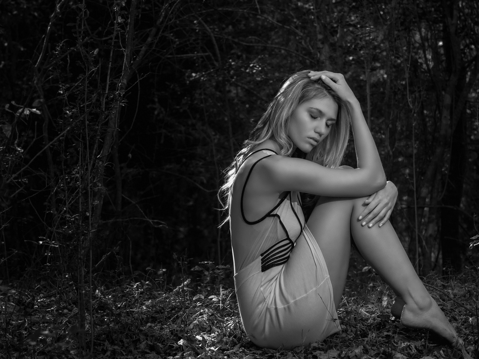 Черно белое фото девушки в лесу