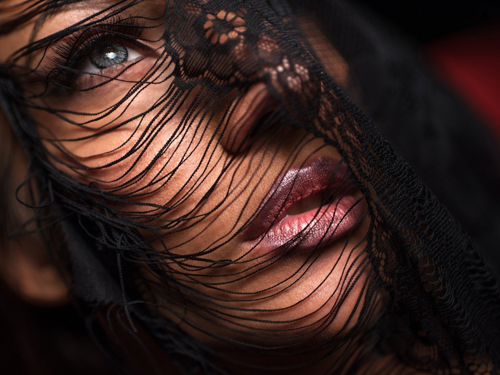 Черная кружевная ткань на лице девушки