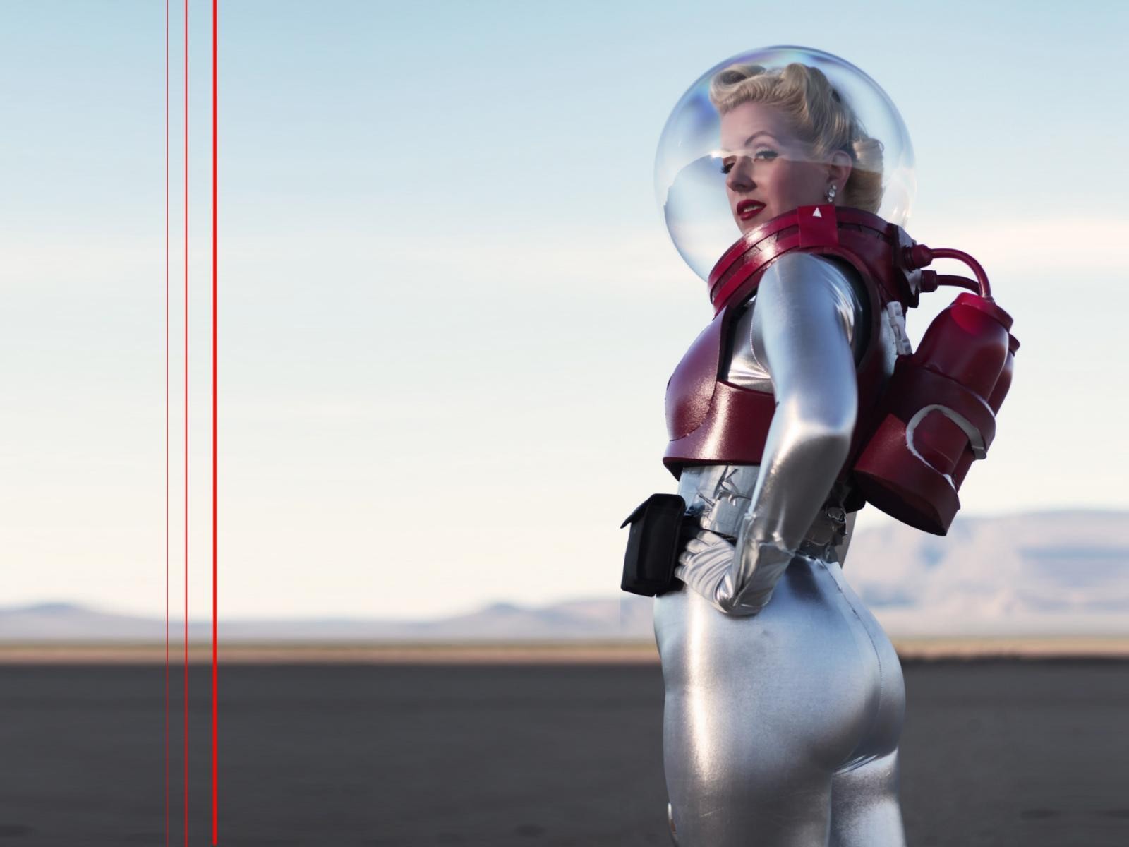 Блондинка в ретро скафандре