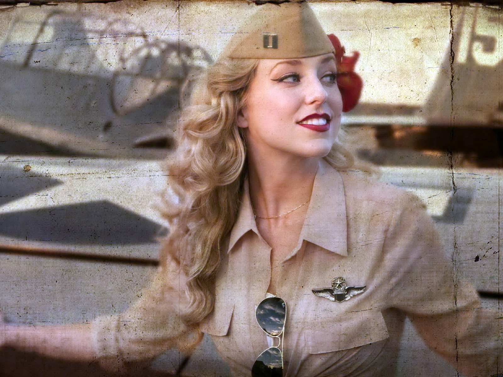 Блондинка в форме пилота ВВС