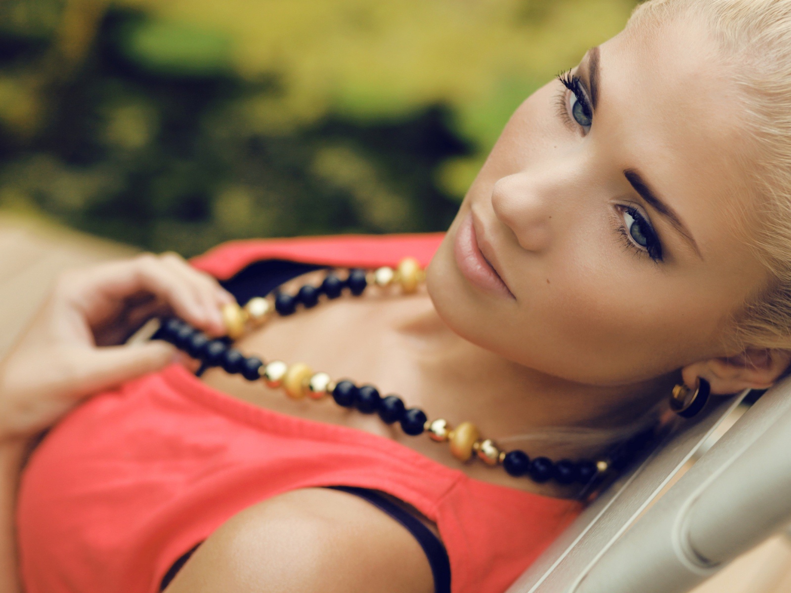 Блондинка с ожерельем на шее