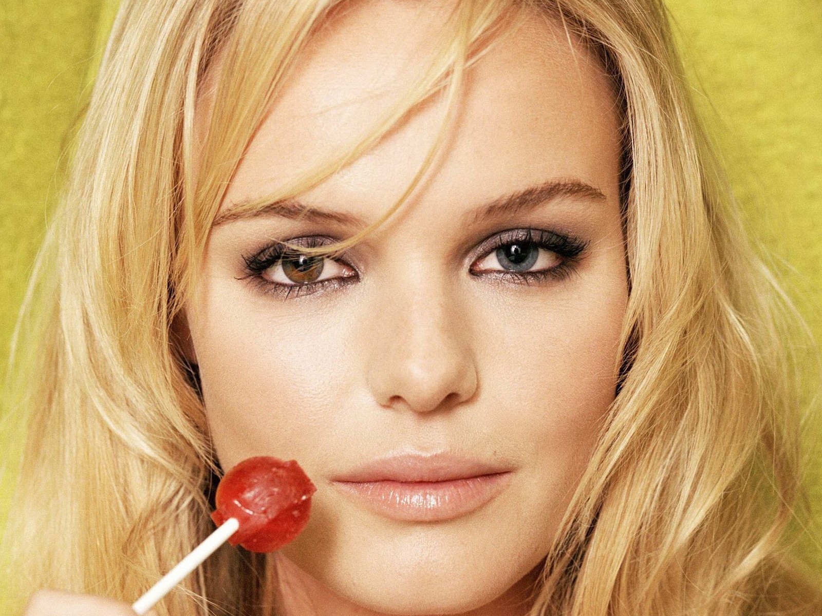 Блондинка с леденцом на палочке