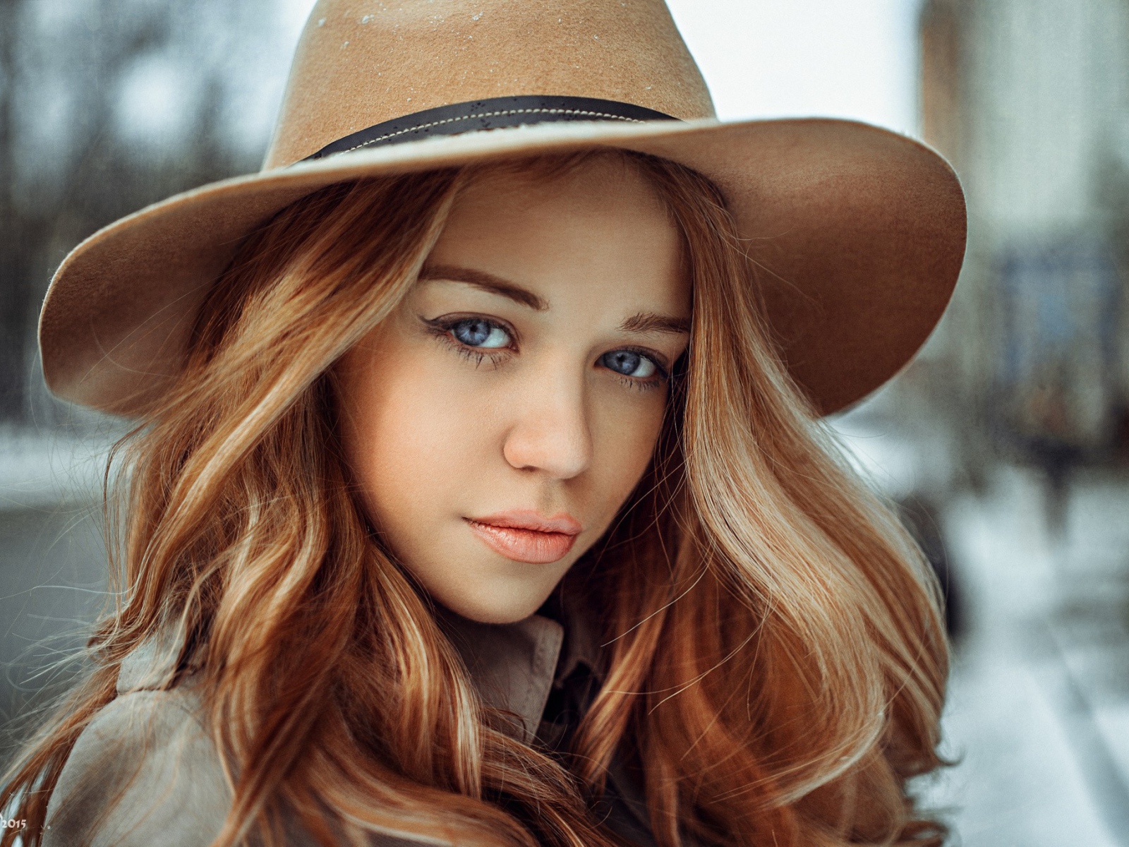 Голубоглазая девушка в коричневой ковбойской шляпе