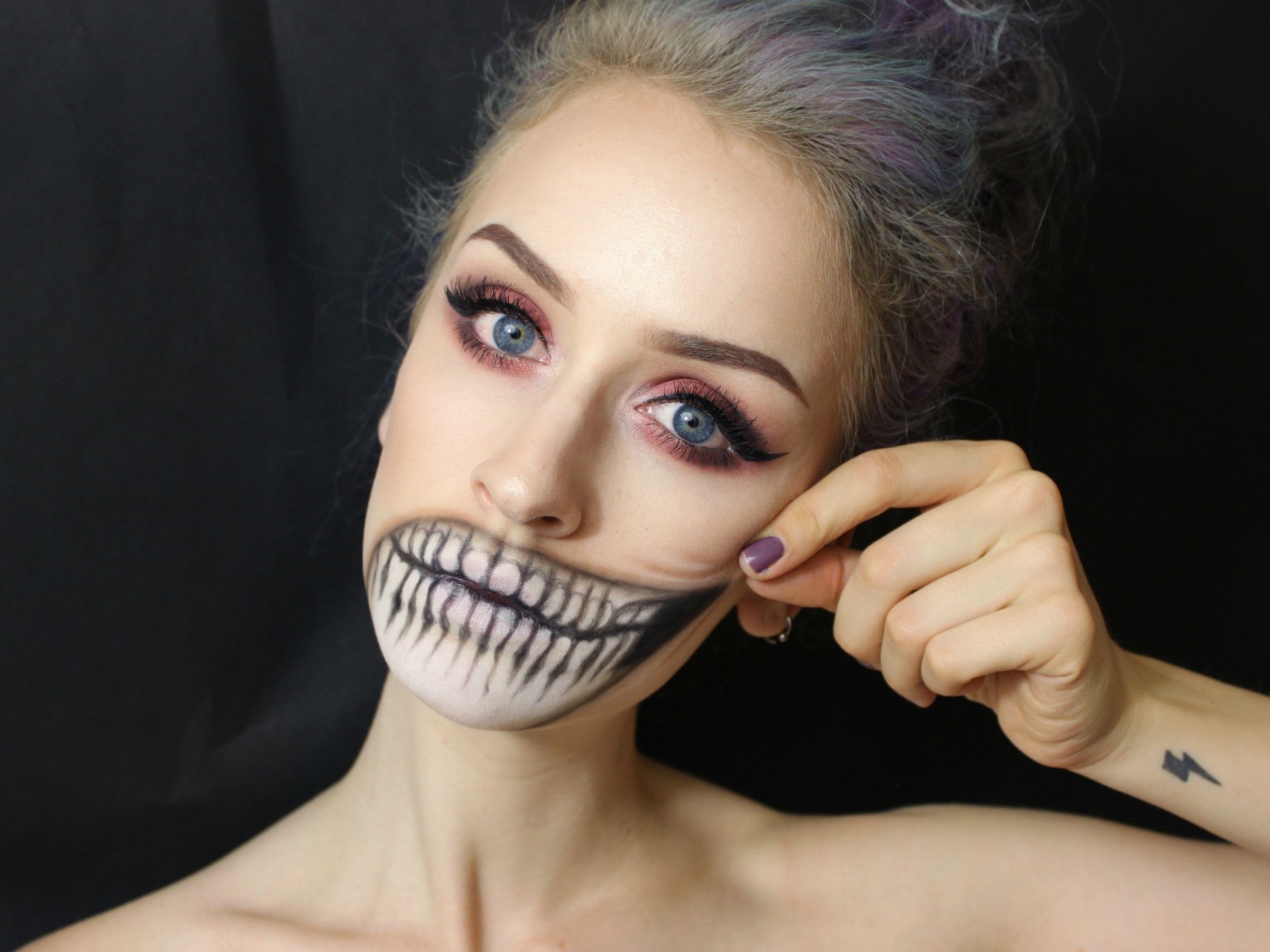 Бодиарт на лице девушки зубы