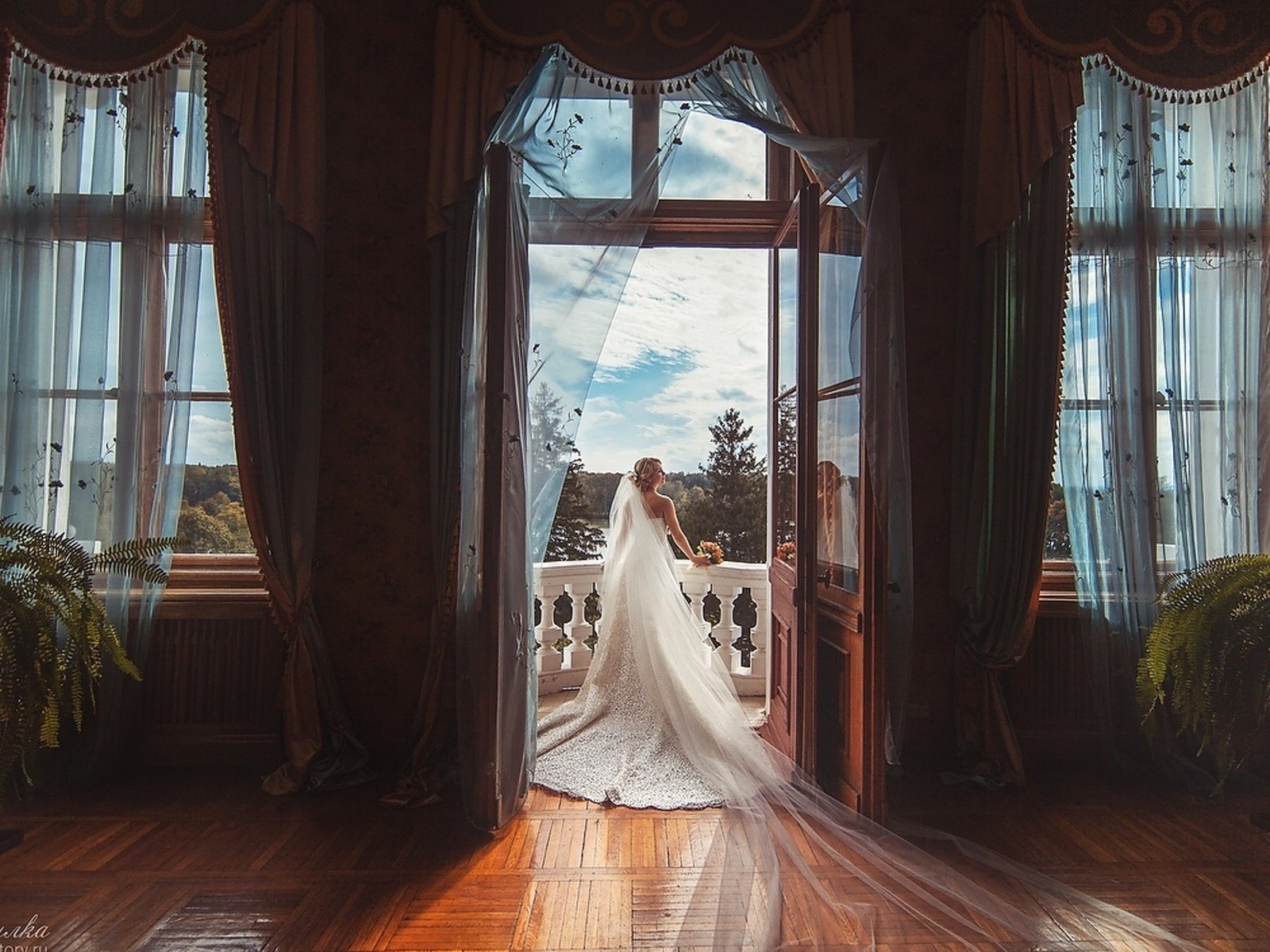 Невеста стоит на балконе