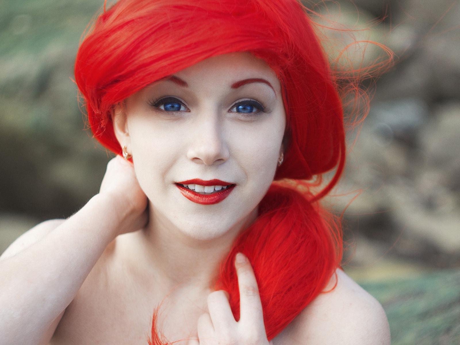 Ярко алые волосы у голубоглазой девушки