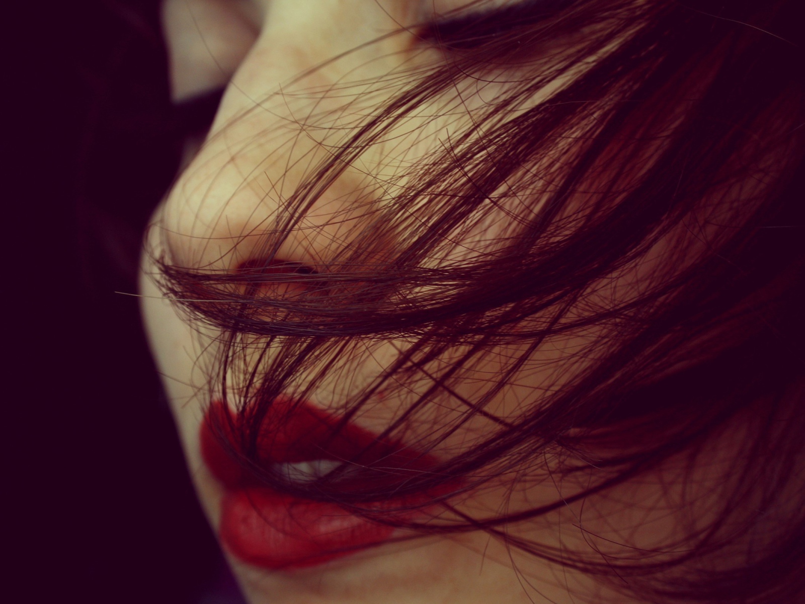 Каштановые волосы на лице у девушки