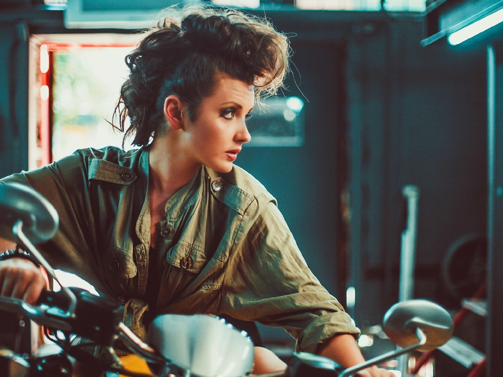 Брюнетка с высокой прической на мотоцикле