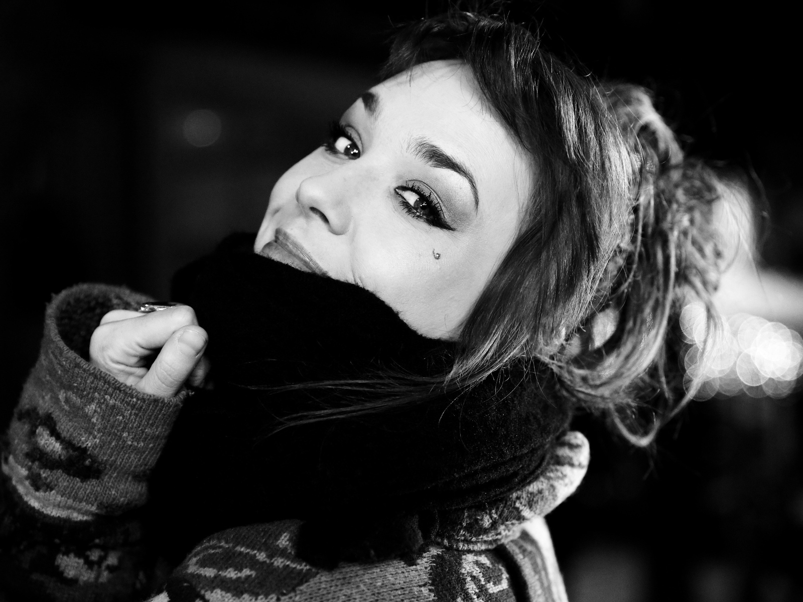 Веселая девушка в зимнем шарфе