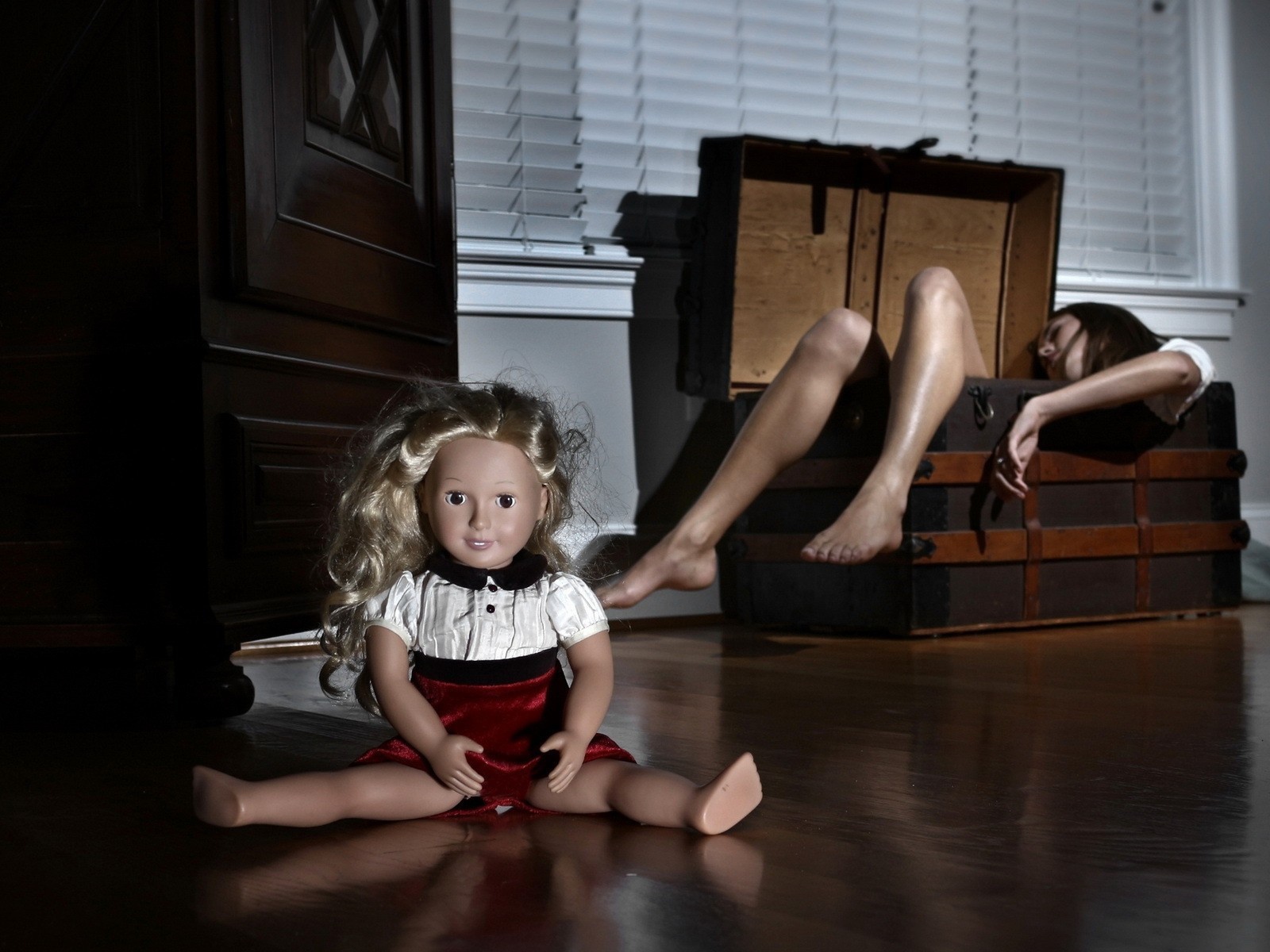 Кукла и девушка в сундуке