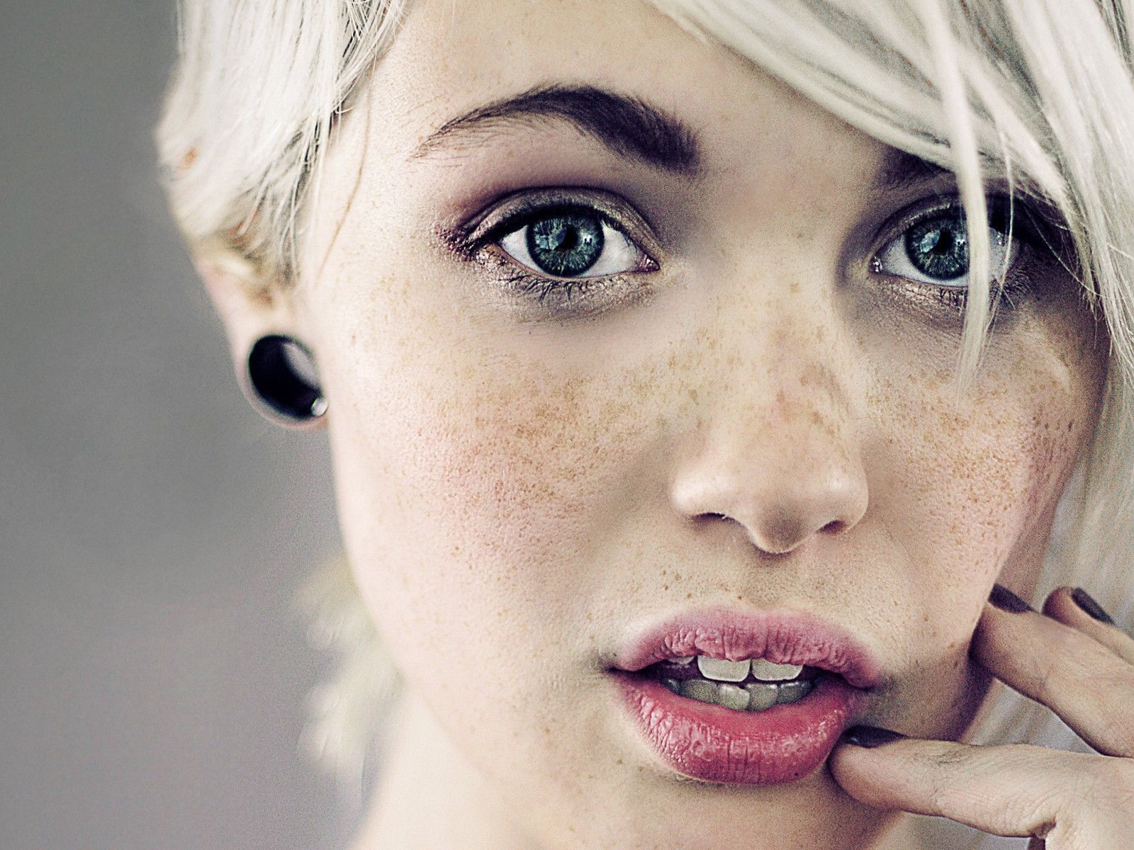 Веснушчатая модель Devon Jade