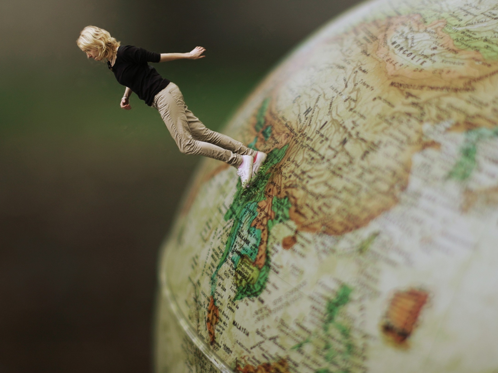 Девушка идет по глобусу