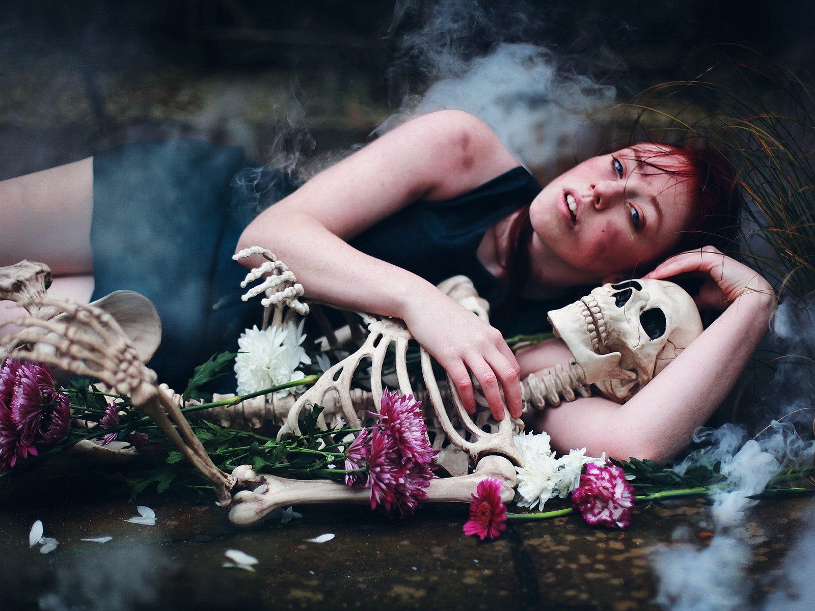 Девушка обнимает скелет