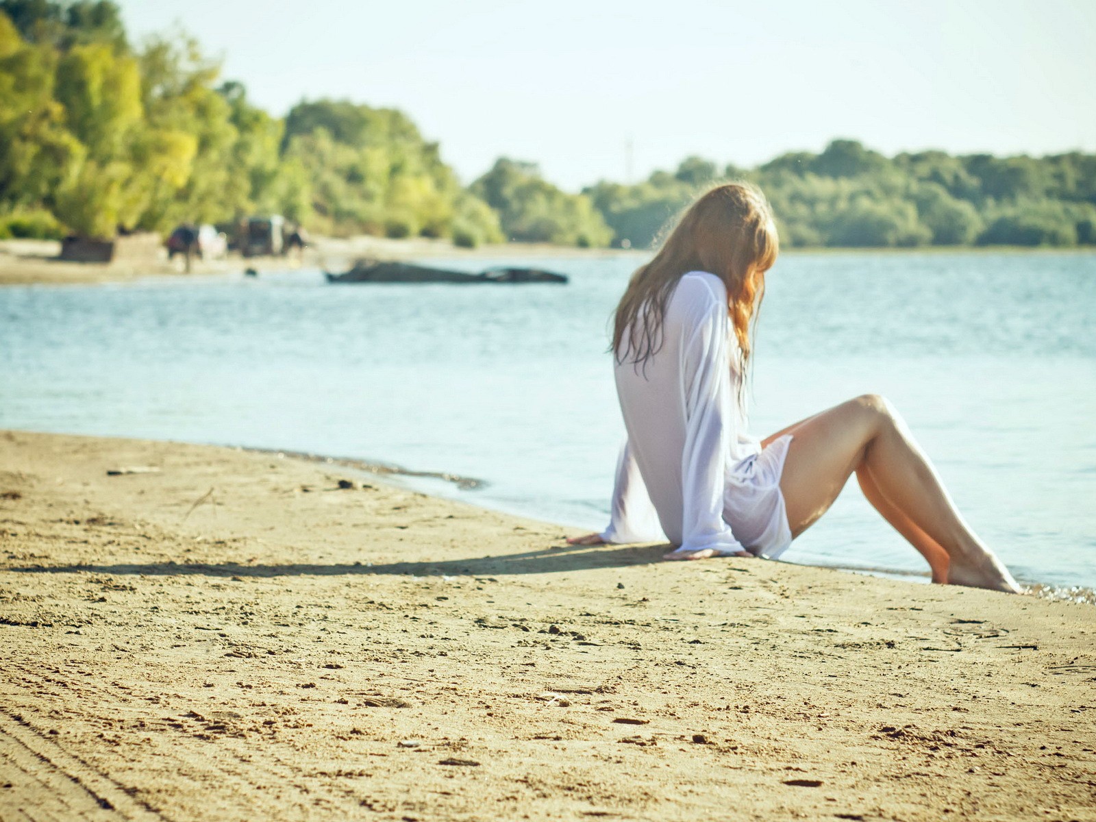 Девушка в белой рубашке на берегу