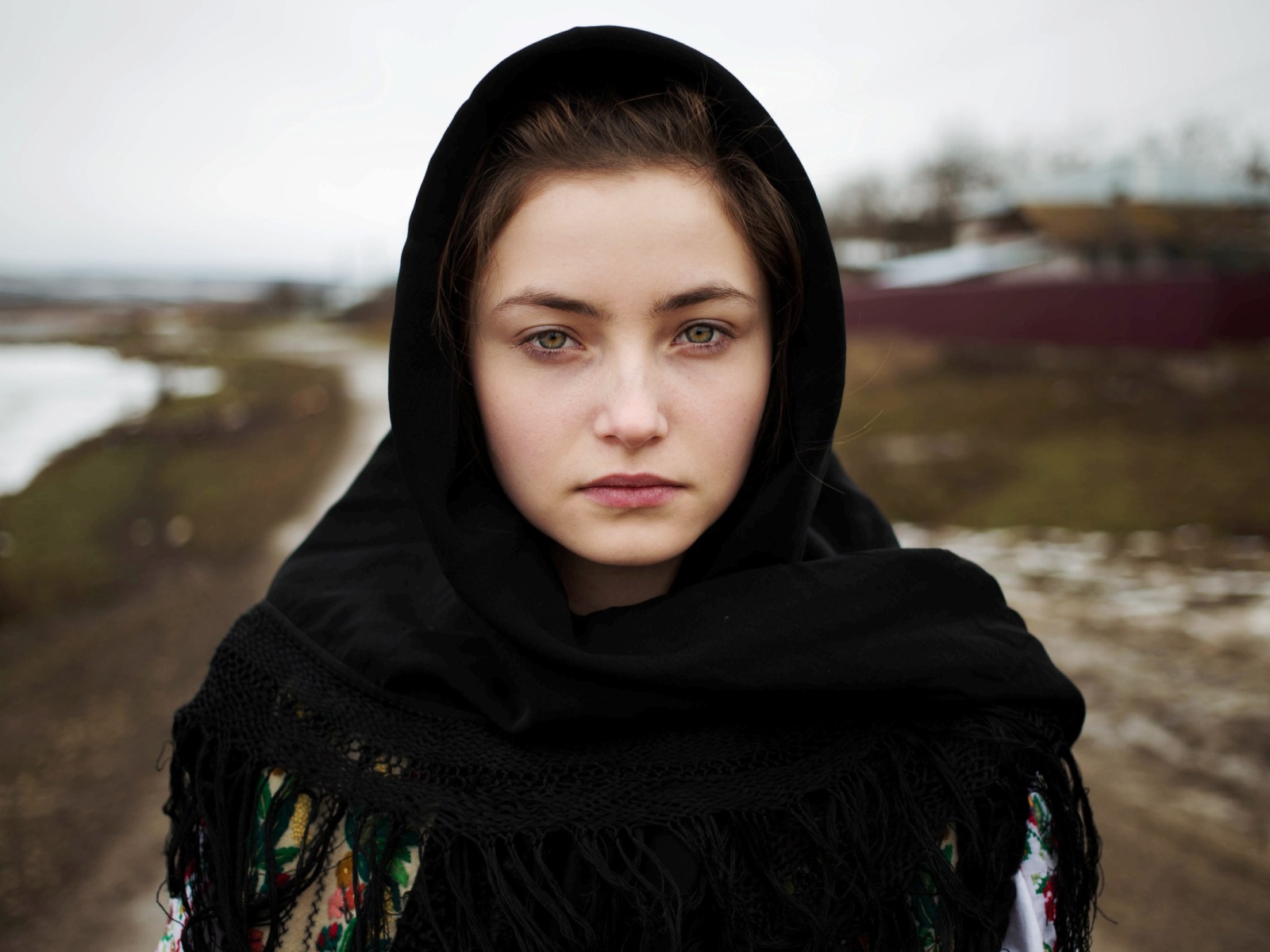 Девушка в черном платке