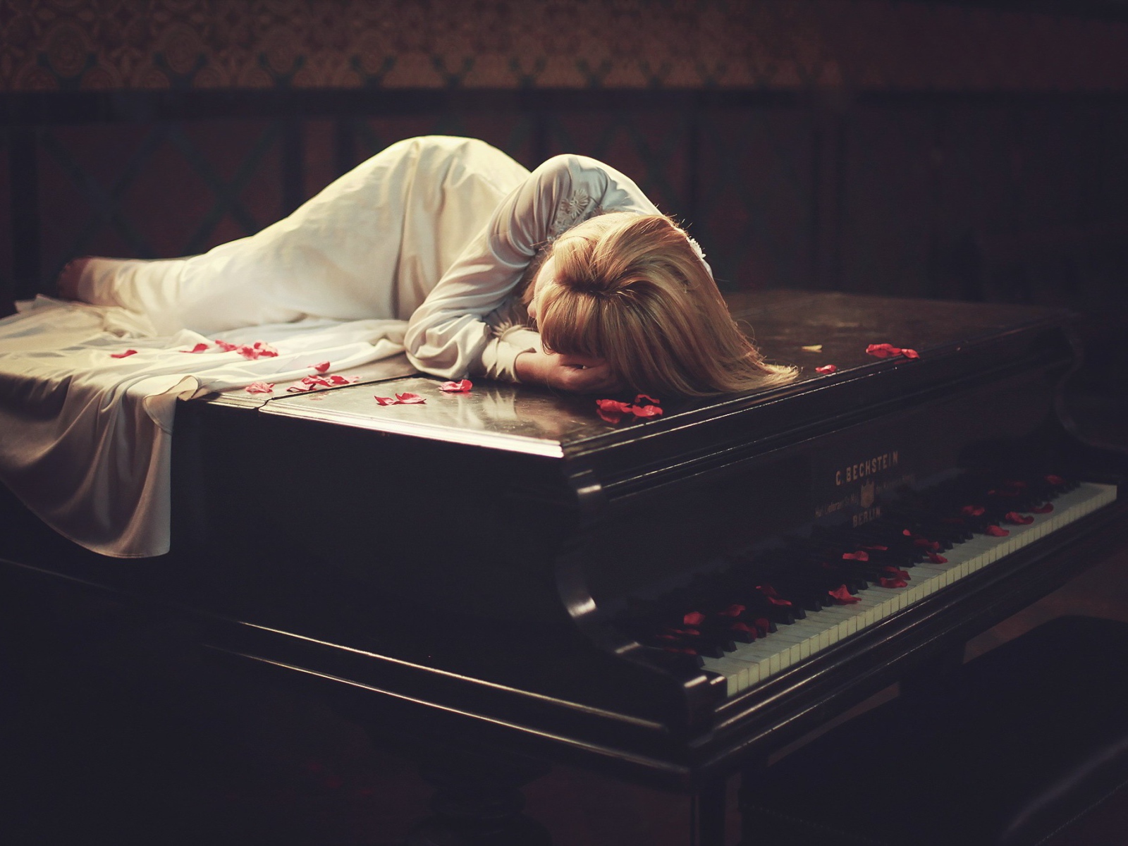 Девушка лежит на рояле