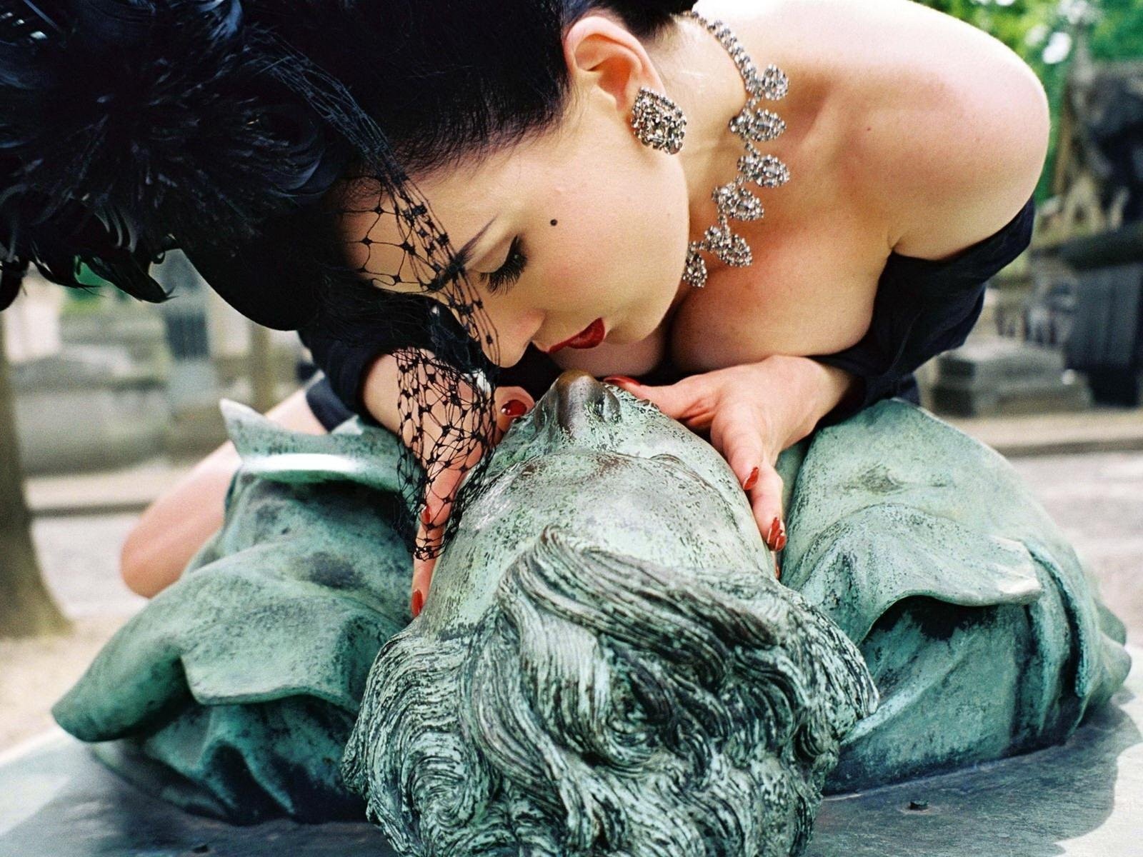 Девушка на скульптуре