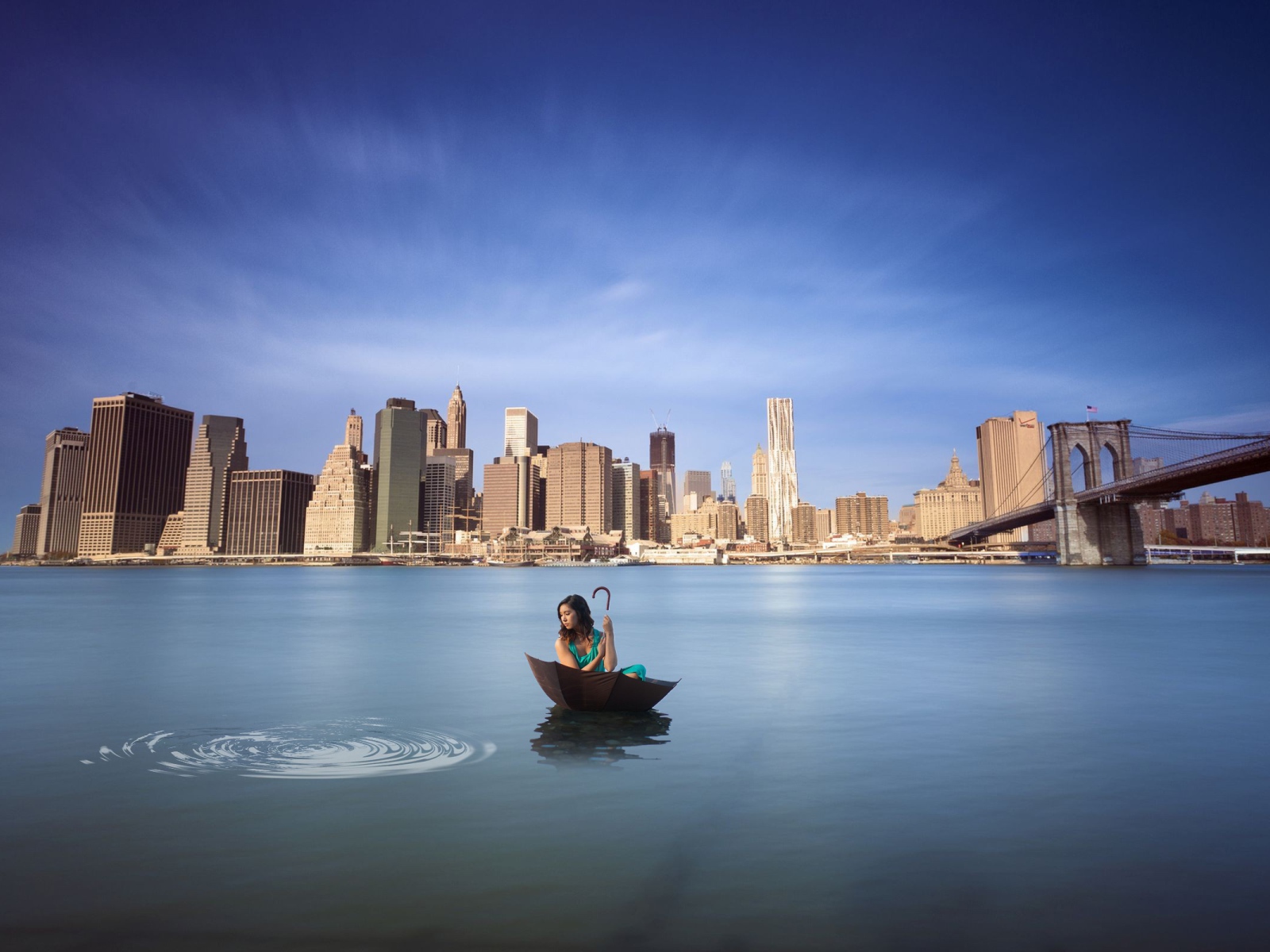 Девушка плывет на зонте