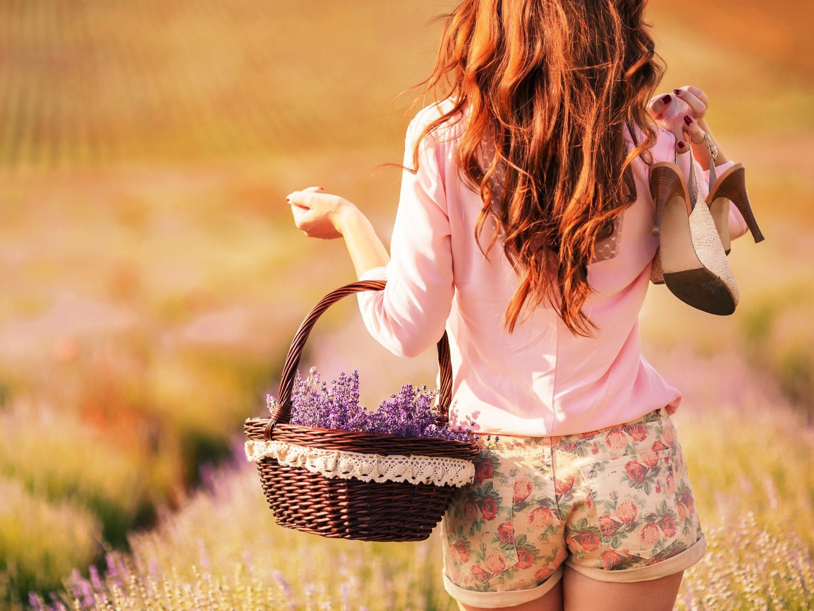 Девушка с корзинкой фиолетовых цветов