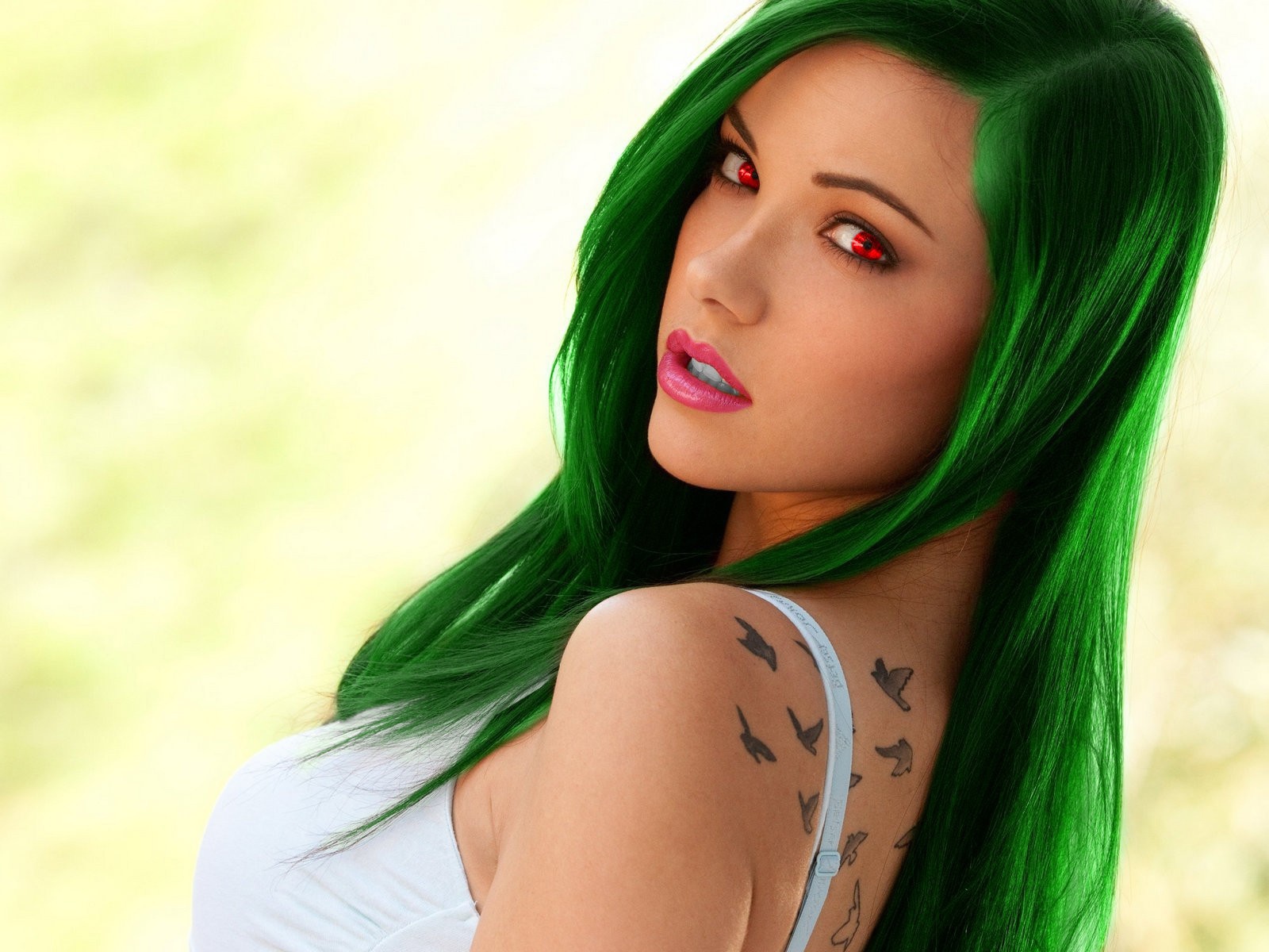 Девушка с красными глазами и длинными зелеными волосами