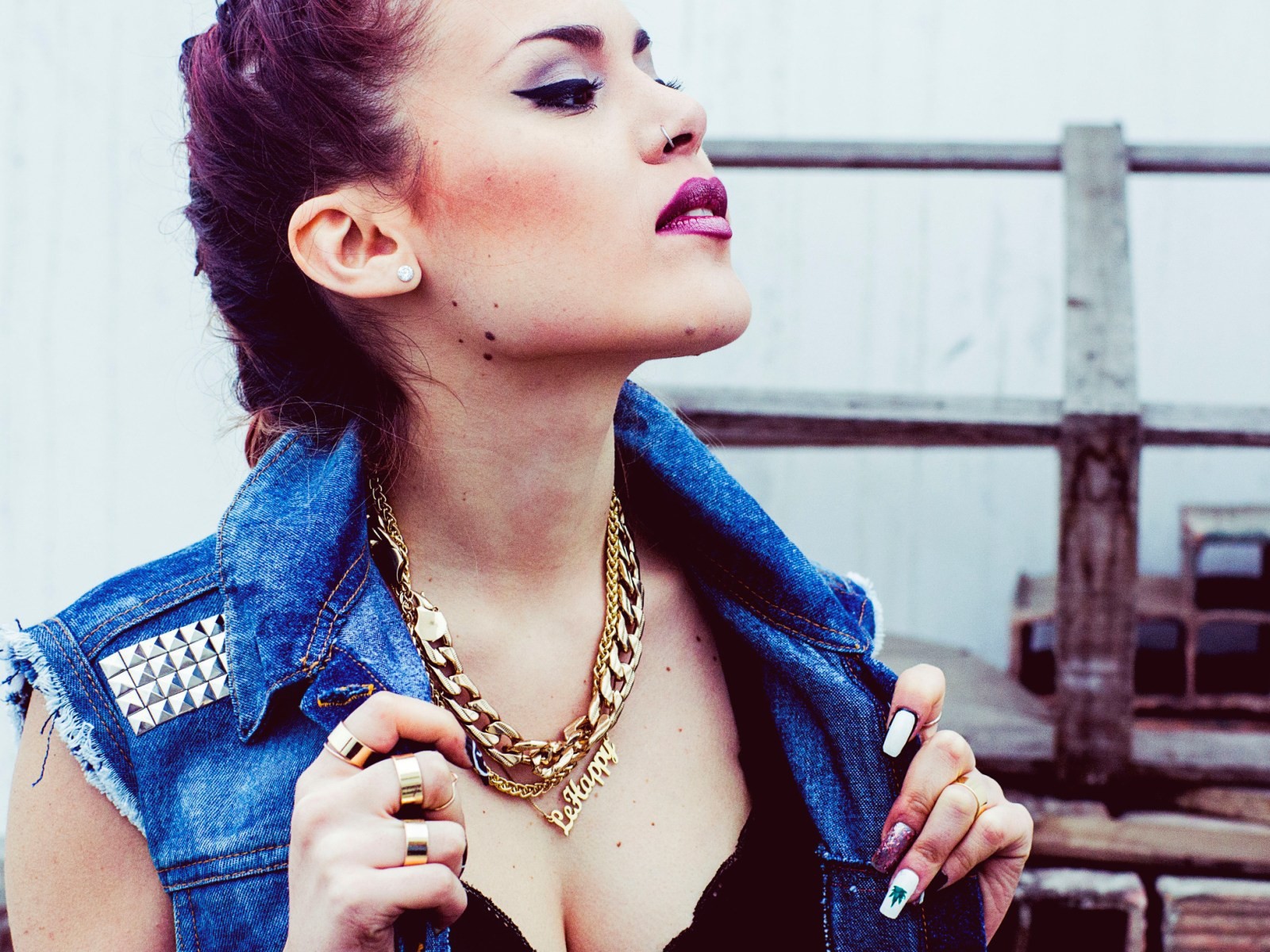 Золотая цепь на шее у девушки