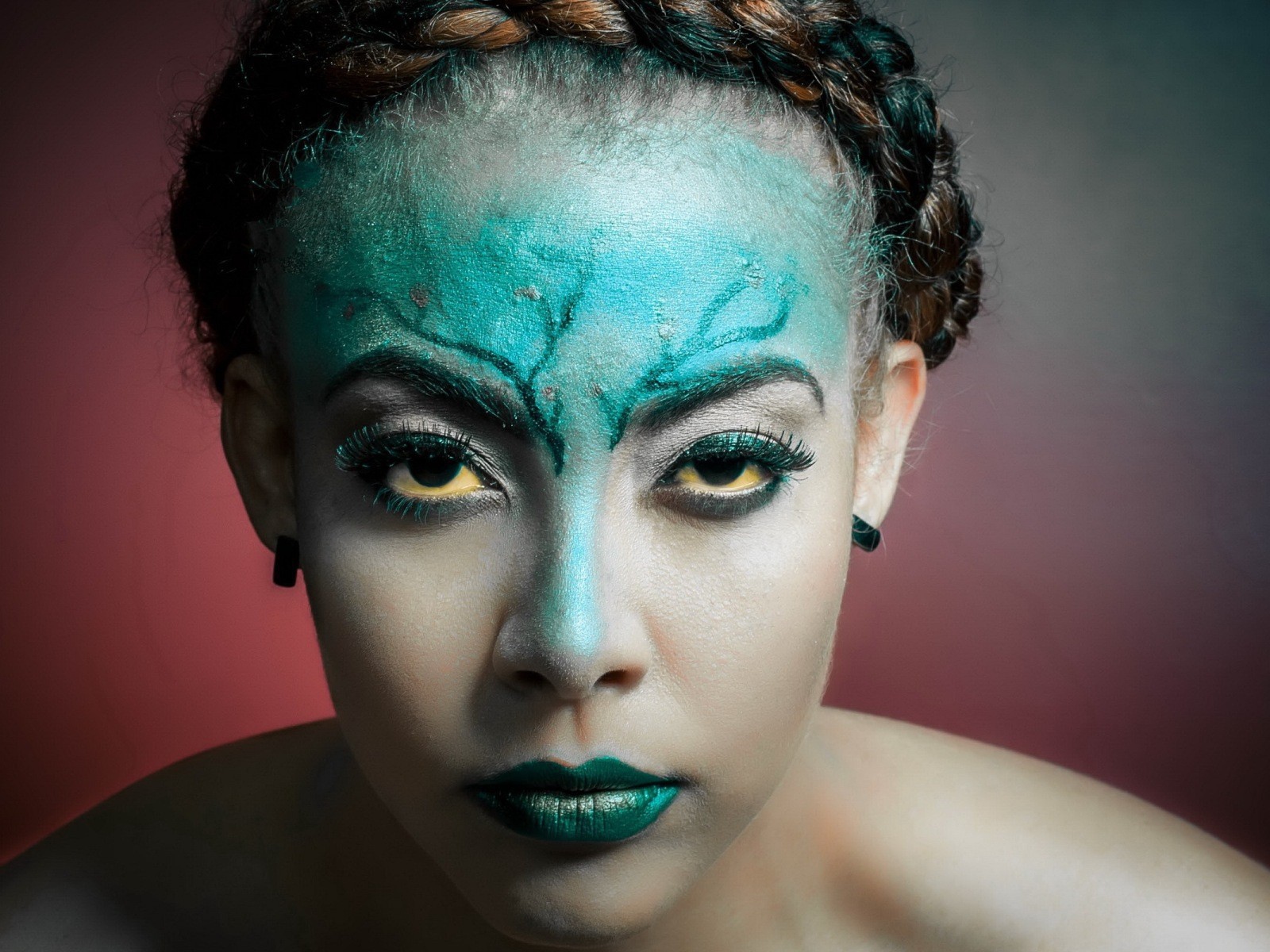 Зеленая краска на лице у девушки