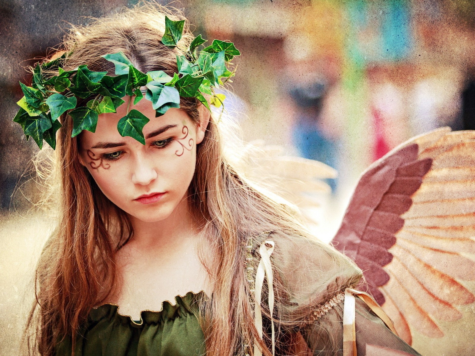 Зеленый венок и крылья ангела на девушке