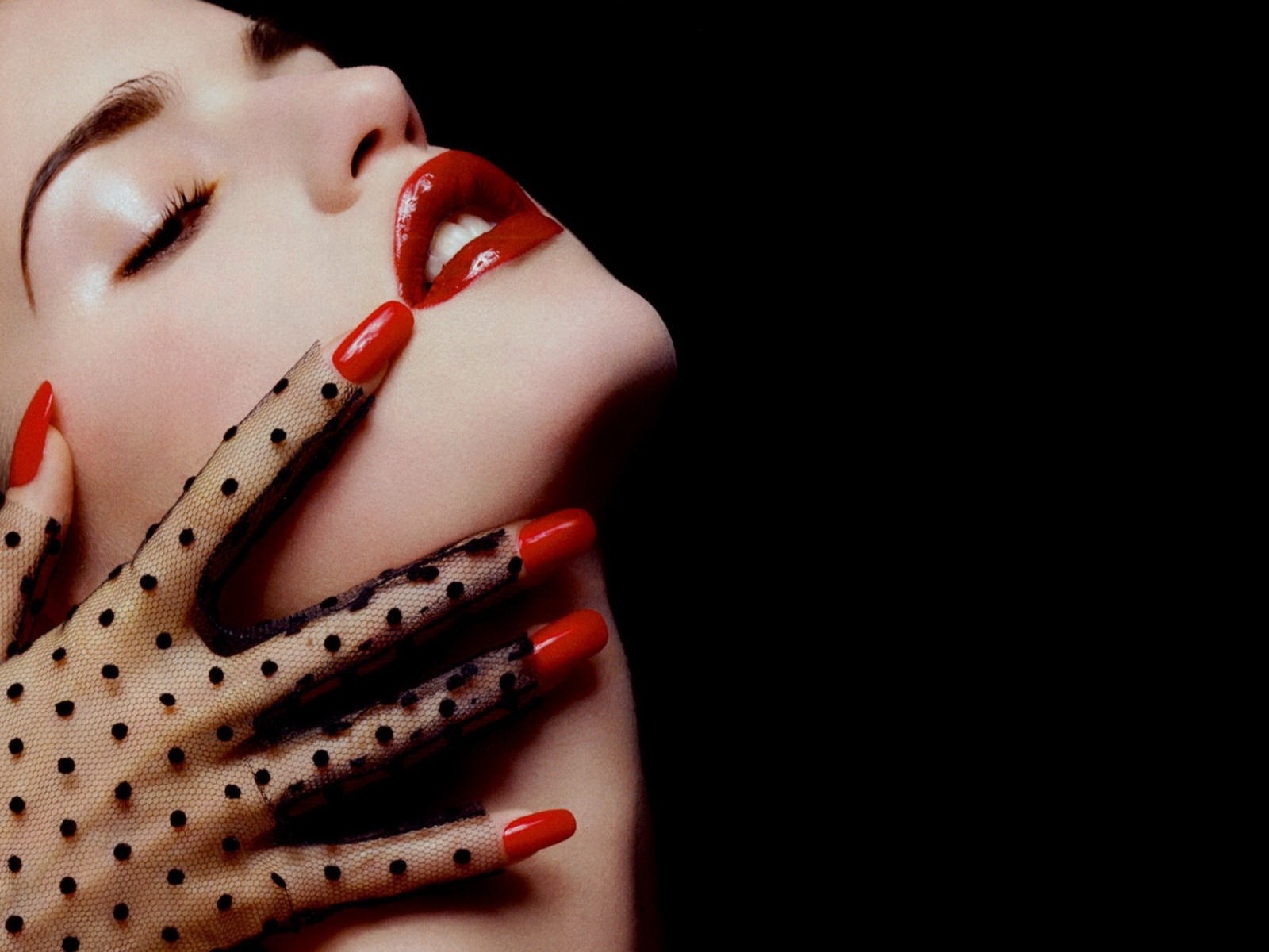 Рука в кружевной перчатке на шее девушки