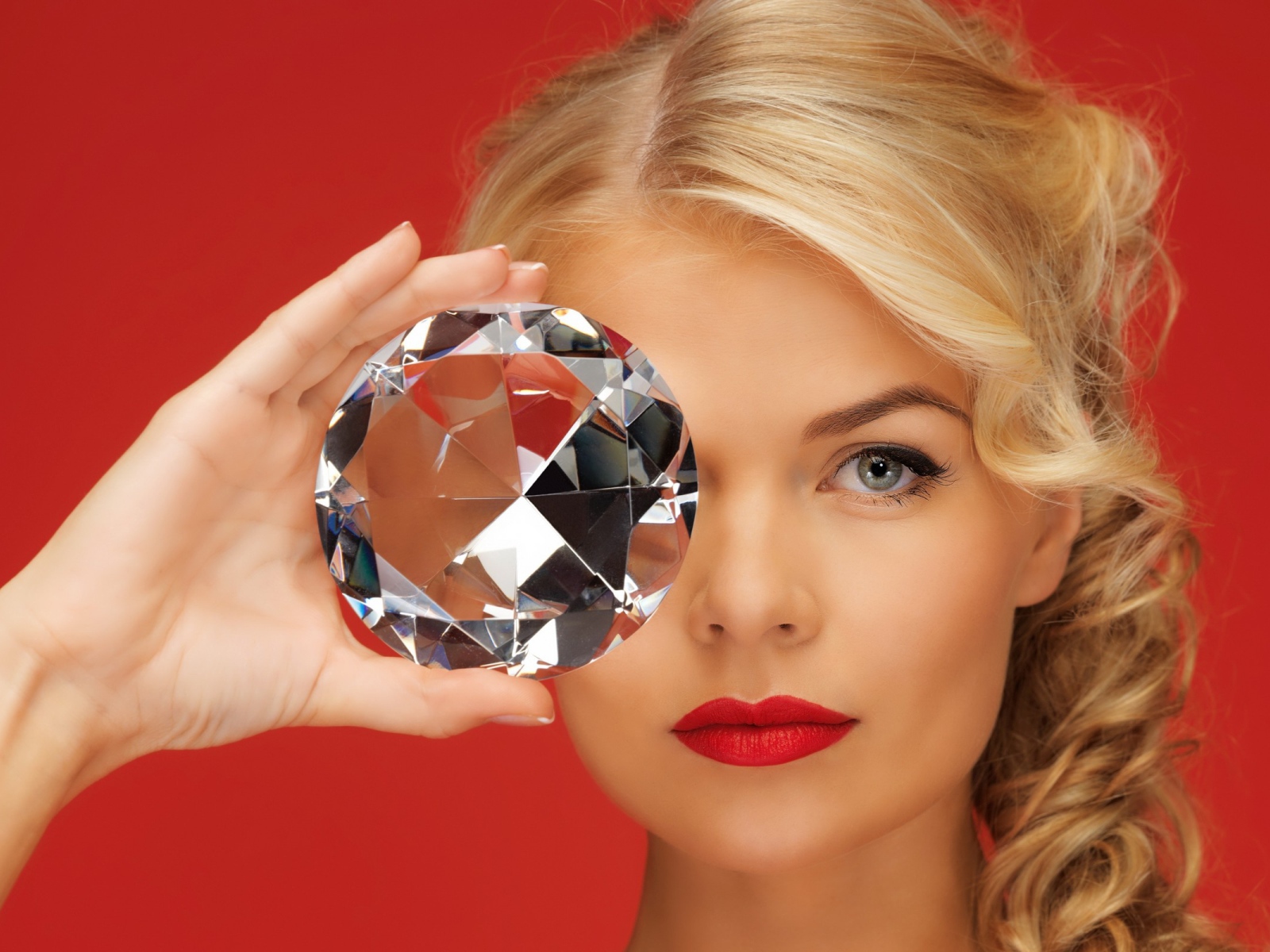 Большой бриллиант в руке у девушки