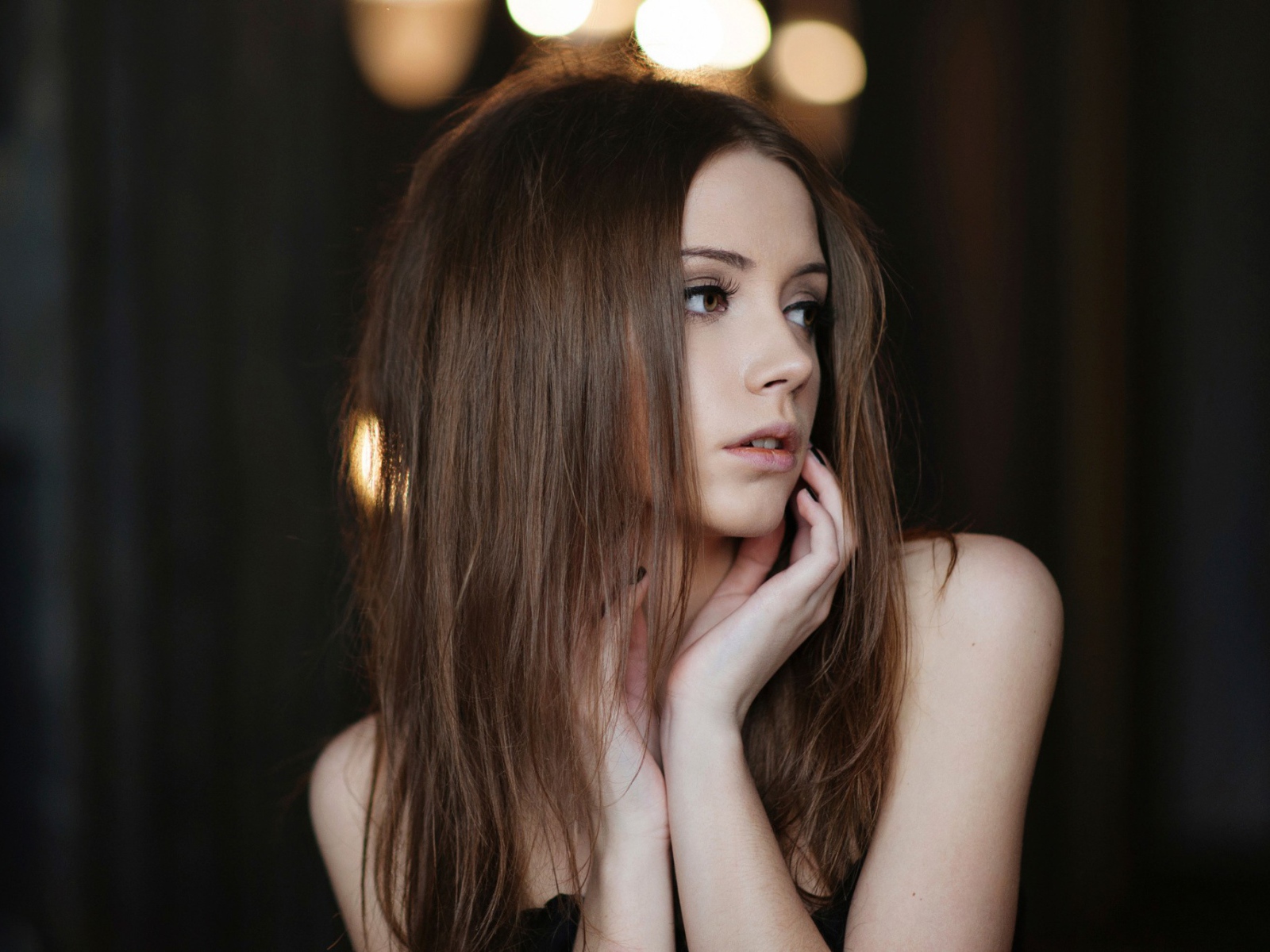 Длинноволосая девушка Ксения Кокорева