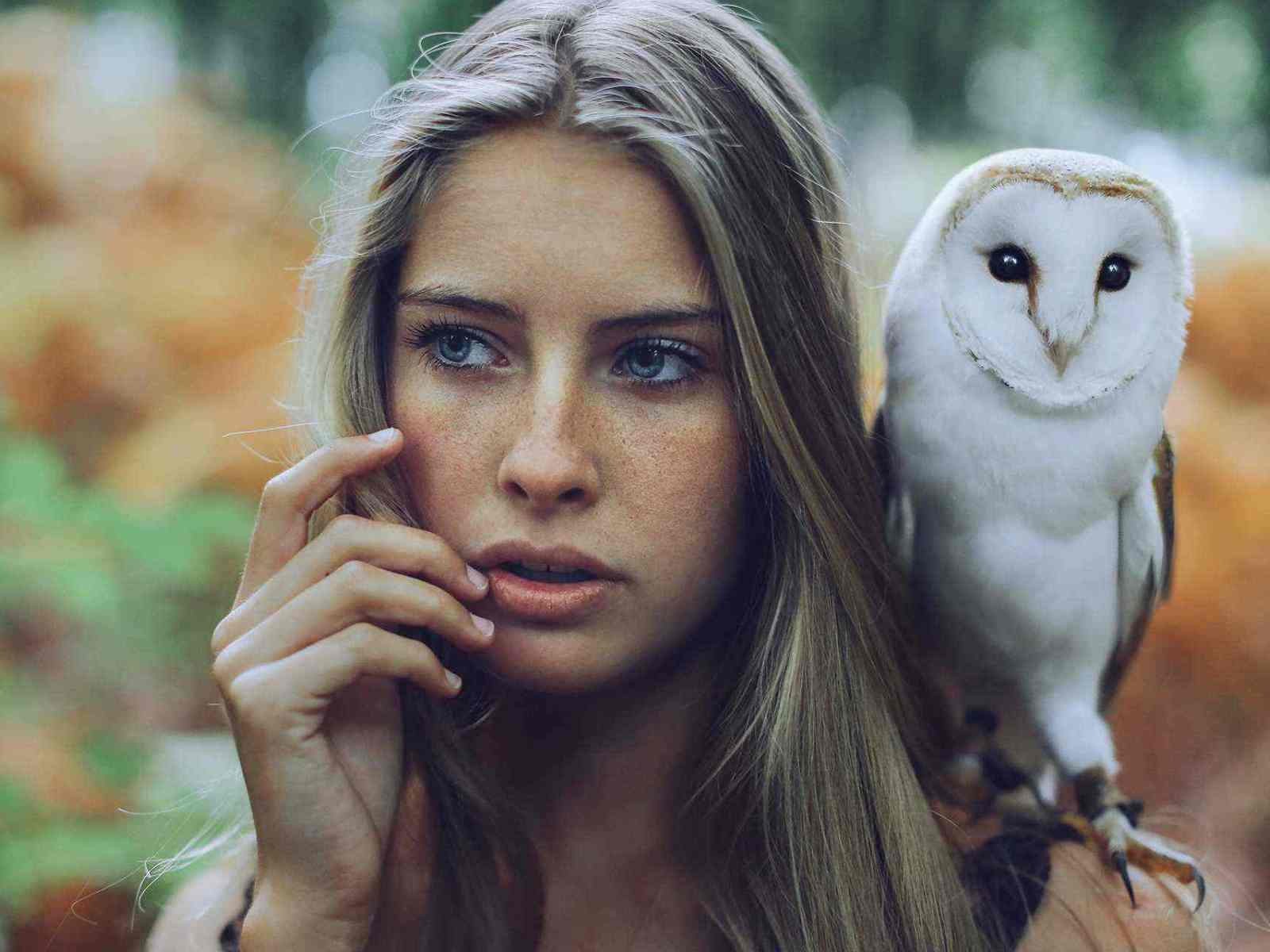Сова на плече у девушки