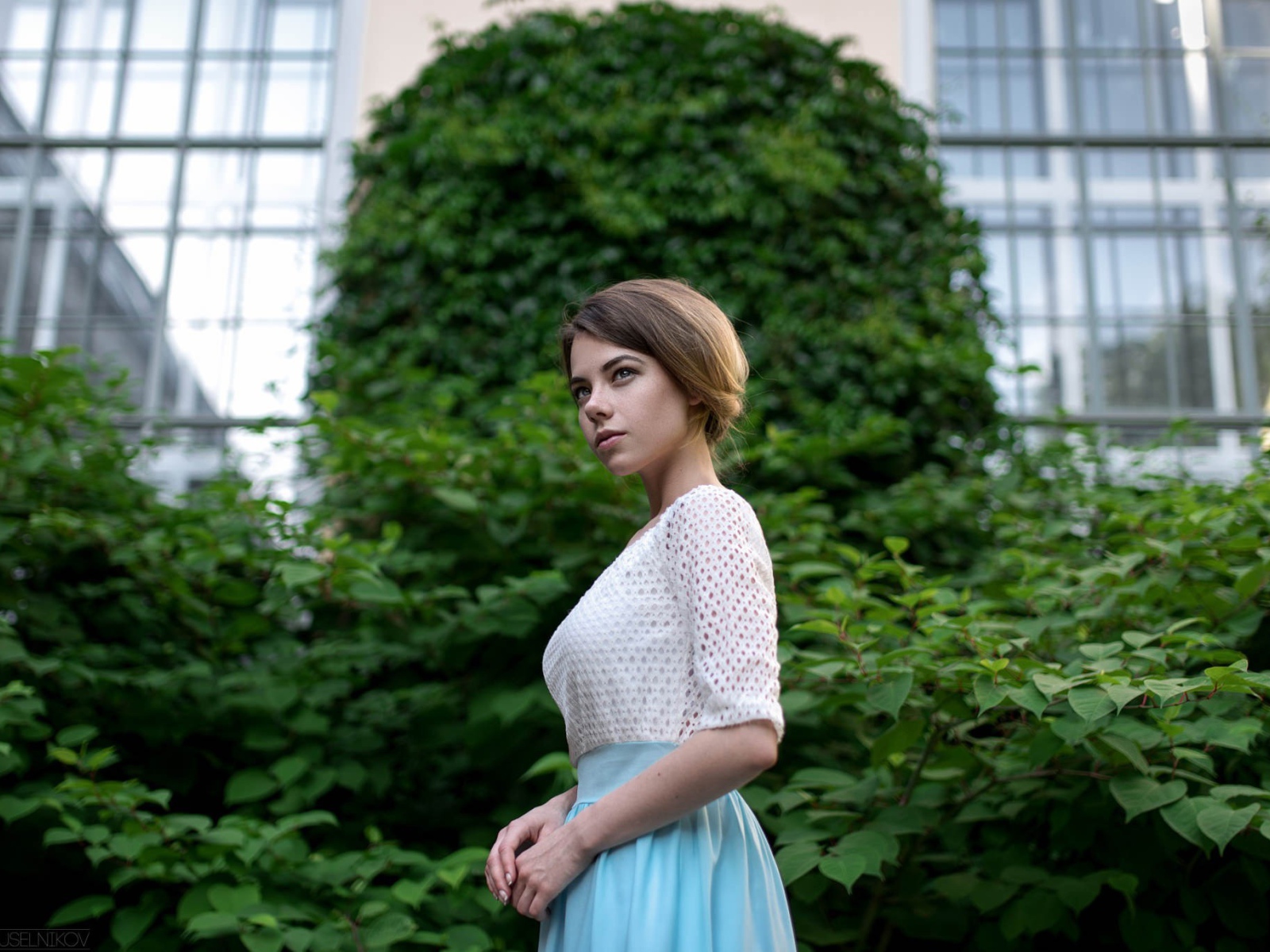 Фото девушки с короткими волосами на фоне дерева