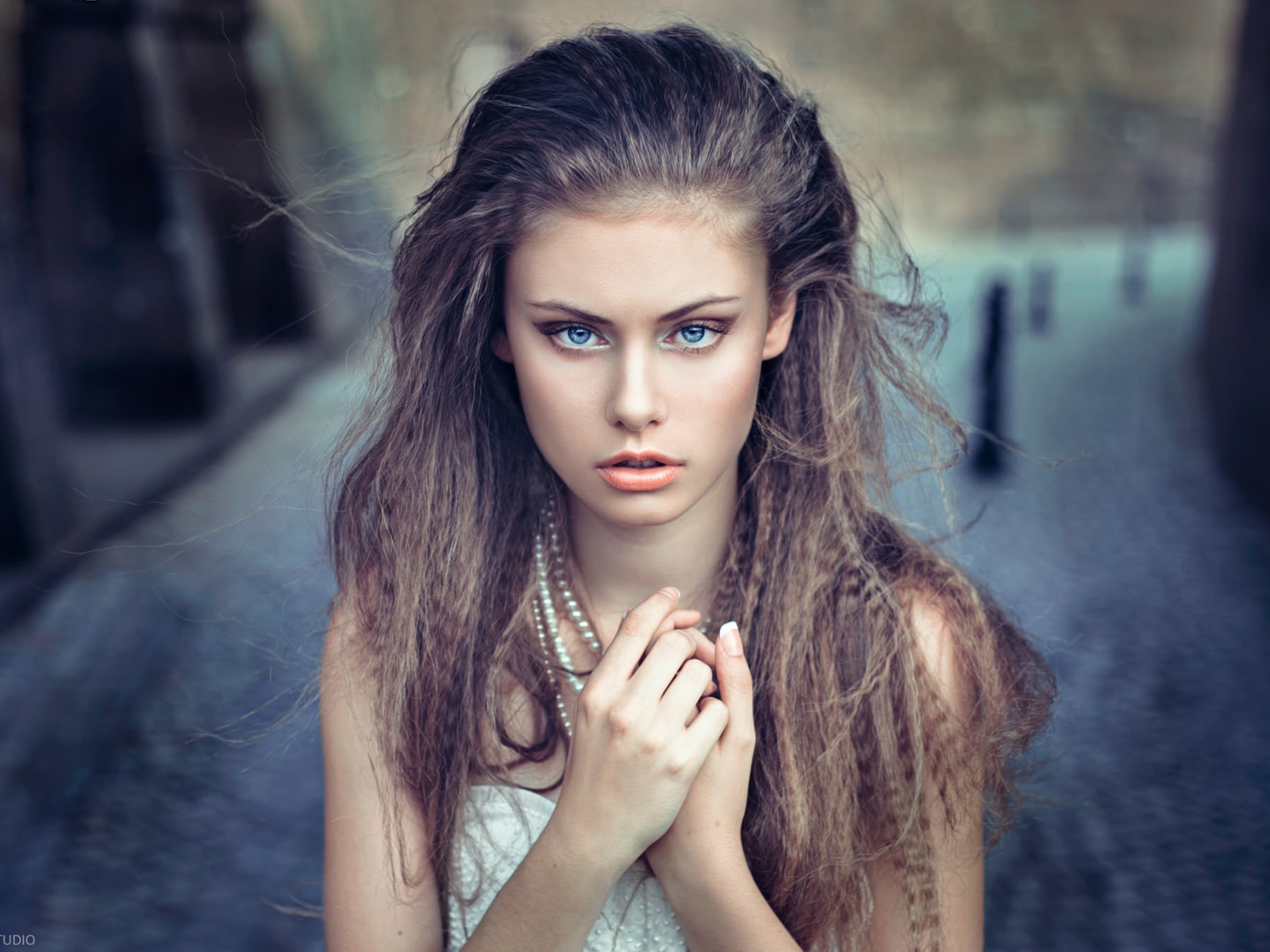 Портрет девушки с ожерельем на шее