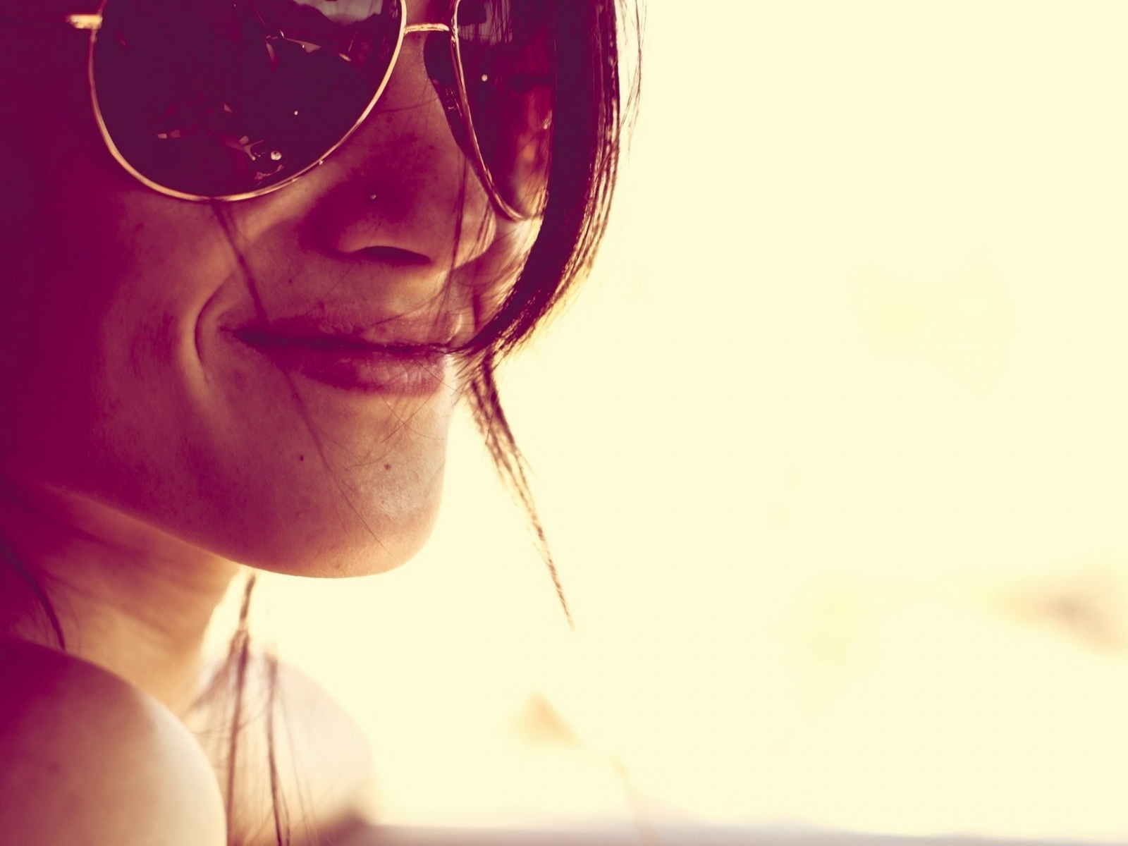 Улыбчивая девушка в очках