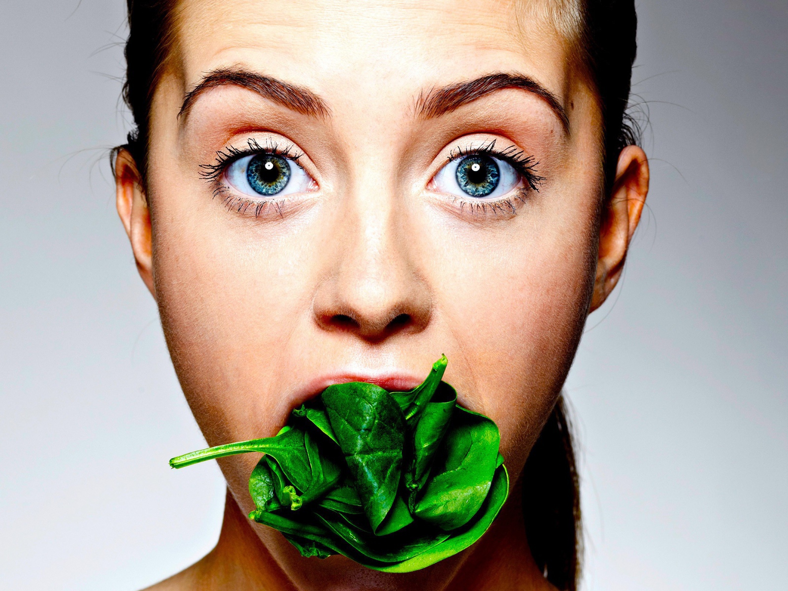 Щавель во рту у девушки