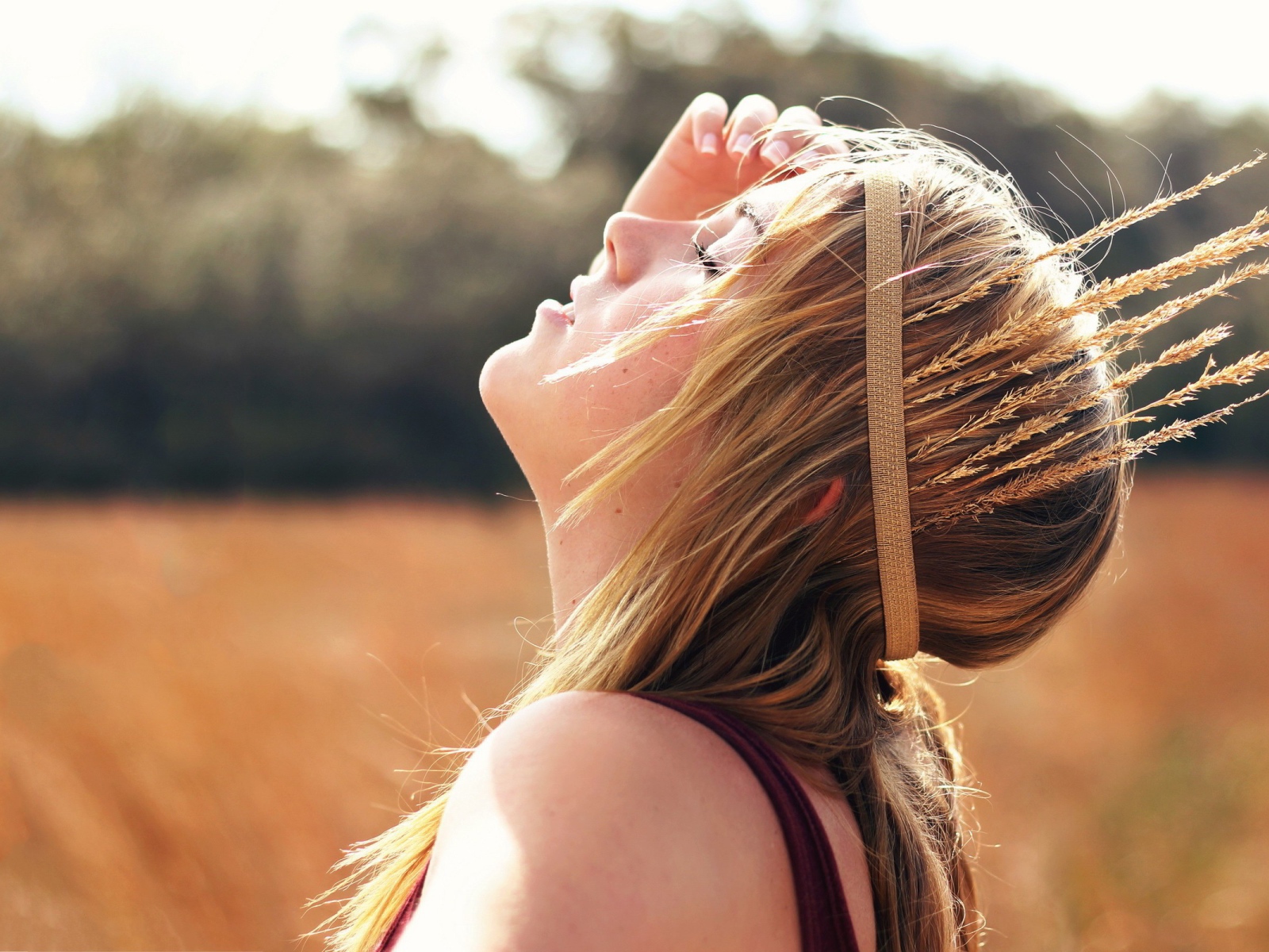 Колоски в виде короны у девушки