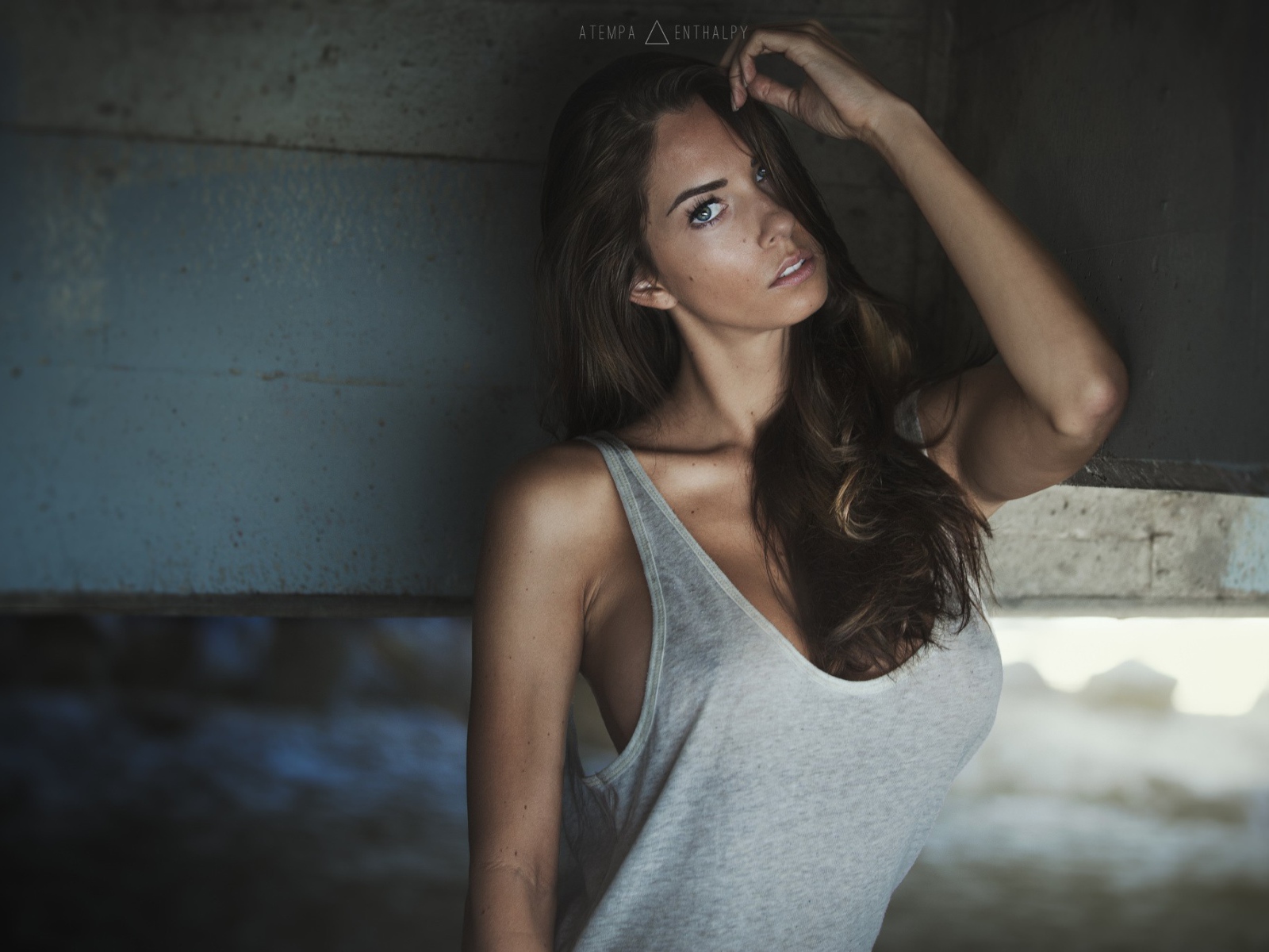 Темноволосая девушка в серой майке