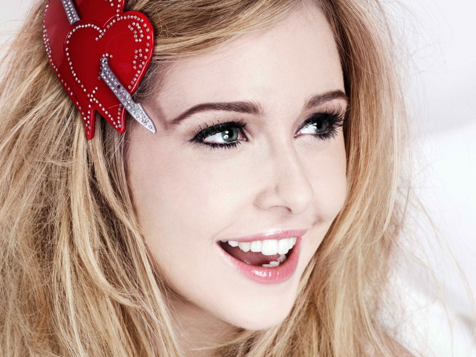 Украшение в виде сердец на волосах у блондинки