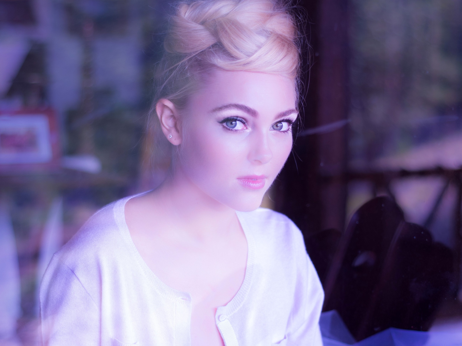 Девушка у окна Анна София Робб