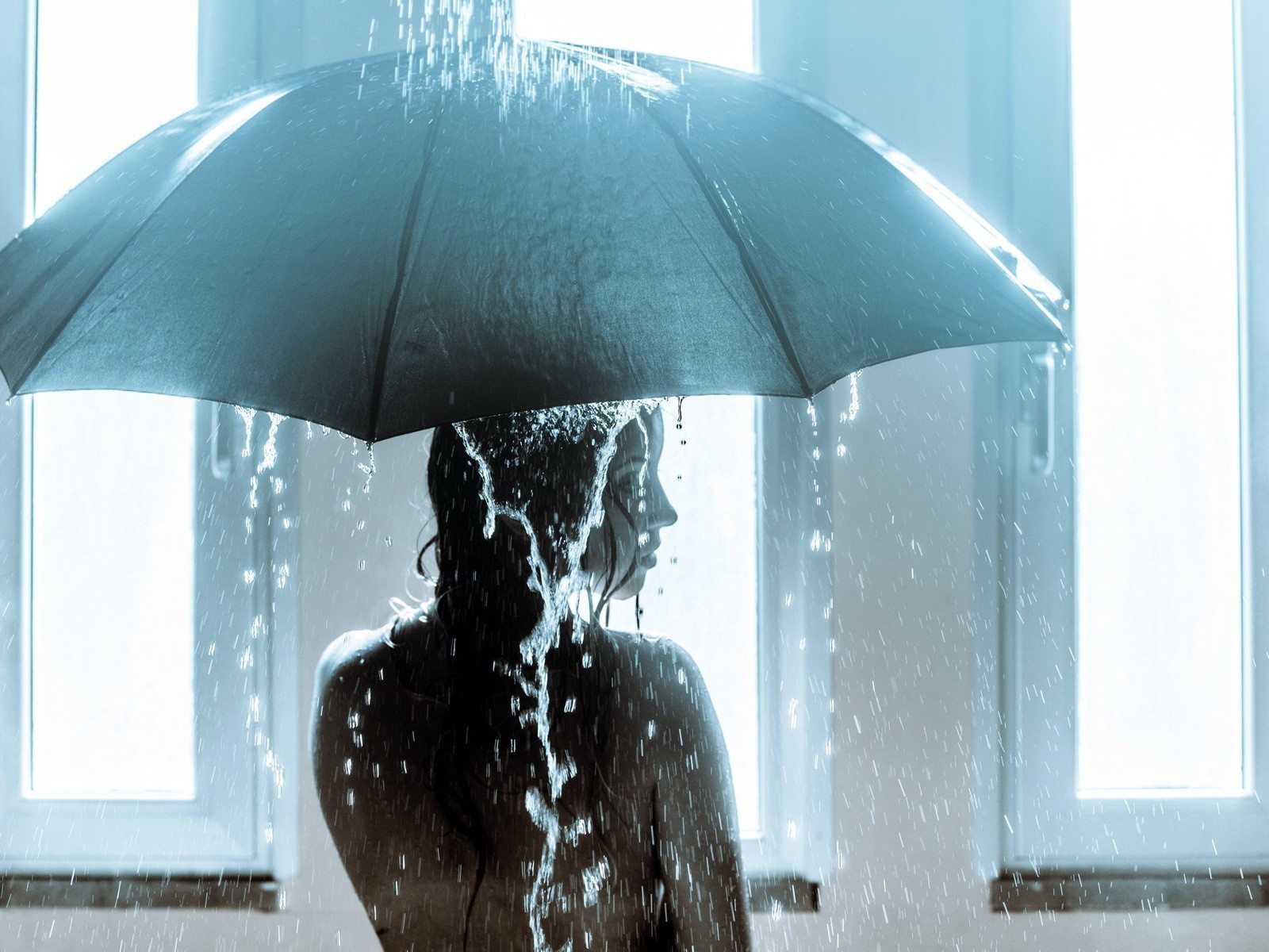 Девушка стала под душ с зонтиком